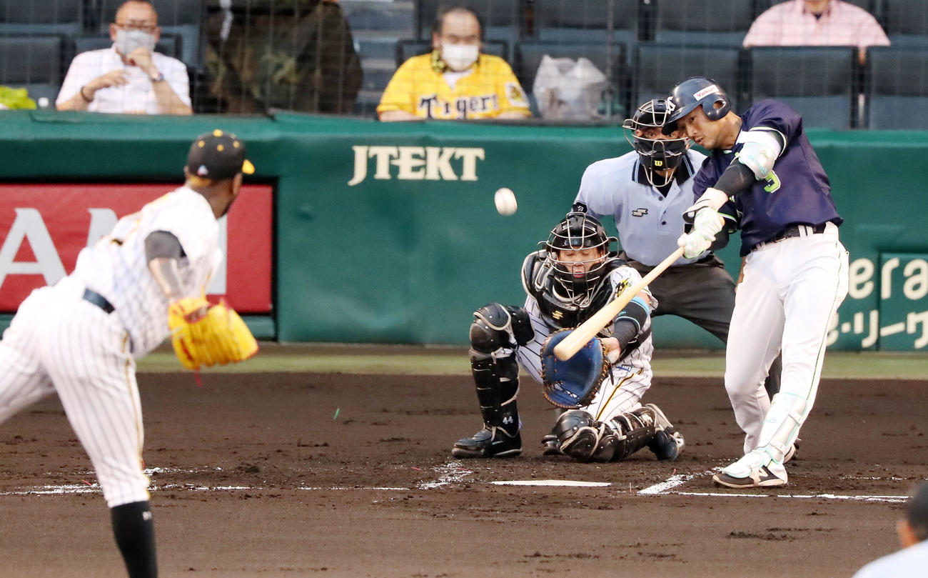 1回表ヤクルト1死一、三塁、西浦は右飛を放ち犠飛となる（撮影・加藤哉）