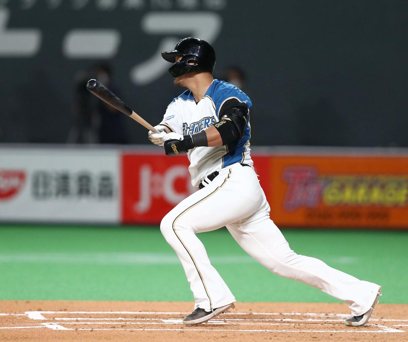 日本ハム対ロッテ　1回裏日本ハム1死二、三塁、中前に2点適時打を放つ中田（撮影・黒川智章）