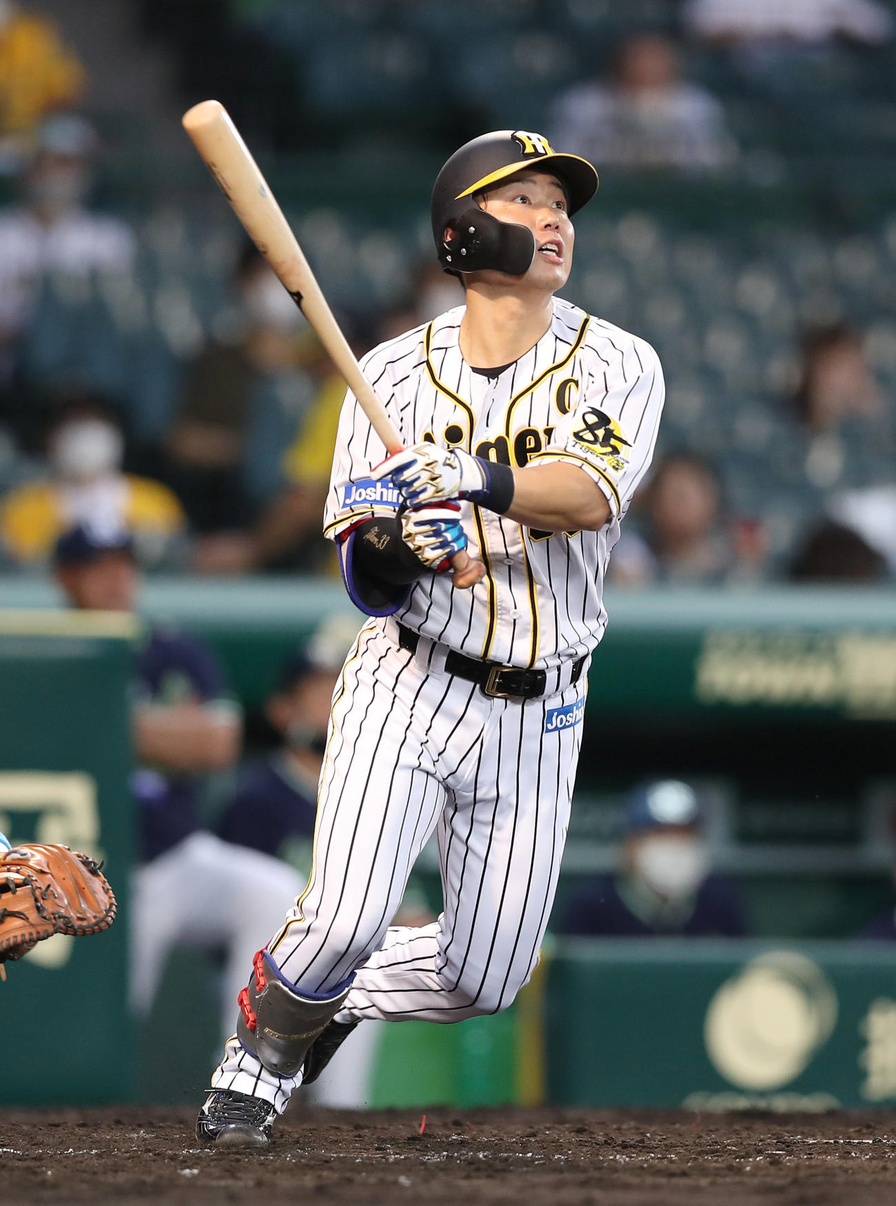 阪神対ヤクルト　3回裏阪神2死、右越え本塁打を放つ糸原（撮影・前田充）