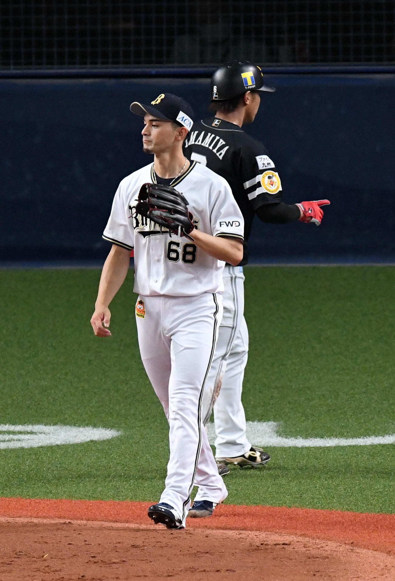 オリックス対ソフトバンク2回戦　4回表ソフトバンク1死二塁、柳田悠岐に先制の右前適時打を打たれがっくりする鈴木優。後方は生還した今宮健太（撮影・前岡野正明）