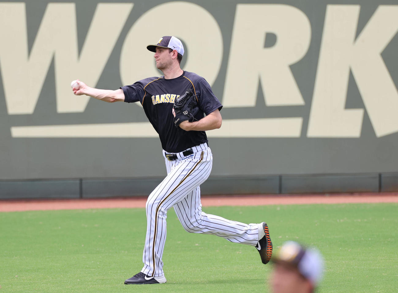 鳴尾浜練習でキャッチボールを行うジョー・ガンケル（代表撮影）