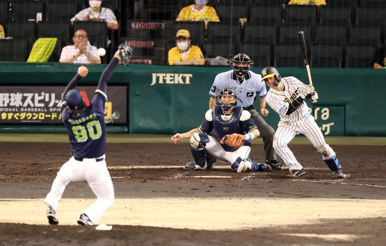 阪神対ヤクルト　6回裏阪神無死一、二塁、梅野は中前適時打を放つ（撮影・加藤哉）