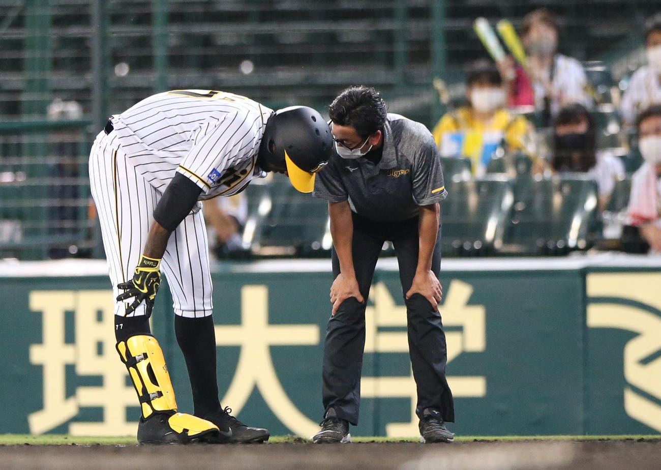阪神対ヤクルト　5回裏阪神無死、セーフティーバントを決めた後、ガルシアは一塁ベースを駆け抜けた後足を気にする（撮影・上山淳一）