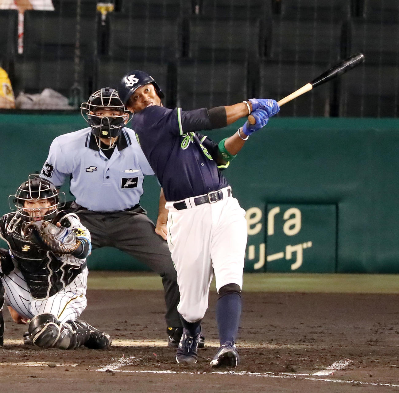6回表ヤクルト2死二塁、エスコバーは左越え2点本塁打を放つ（撮影・加藤哉）