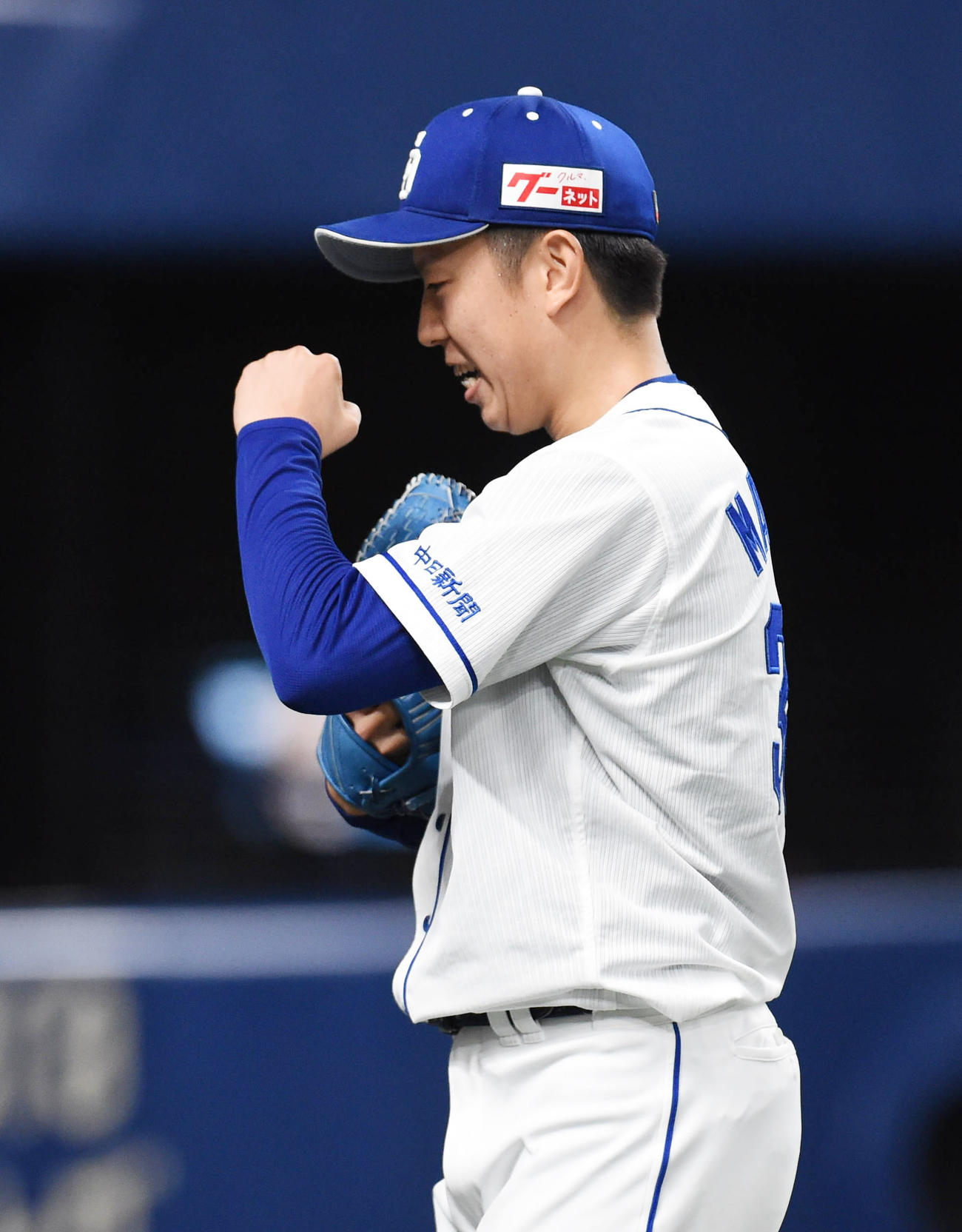 中日対DeNA　5回表DeNA2死一、二塁、梶谷隆幸を打ち取りベンチ前でガッツポーズの松葉貴大（撮影・森本幸一）