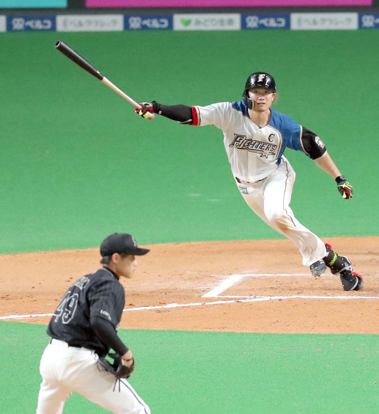 日本ハム対ロッテ　6回裏日本ハム1死二塁、西川は同点となる中前適時打を放つ（撮影・佐藤翔太）