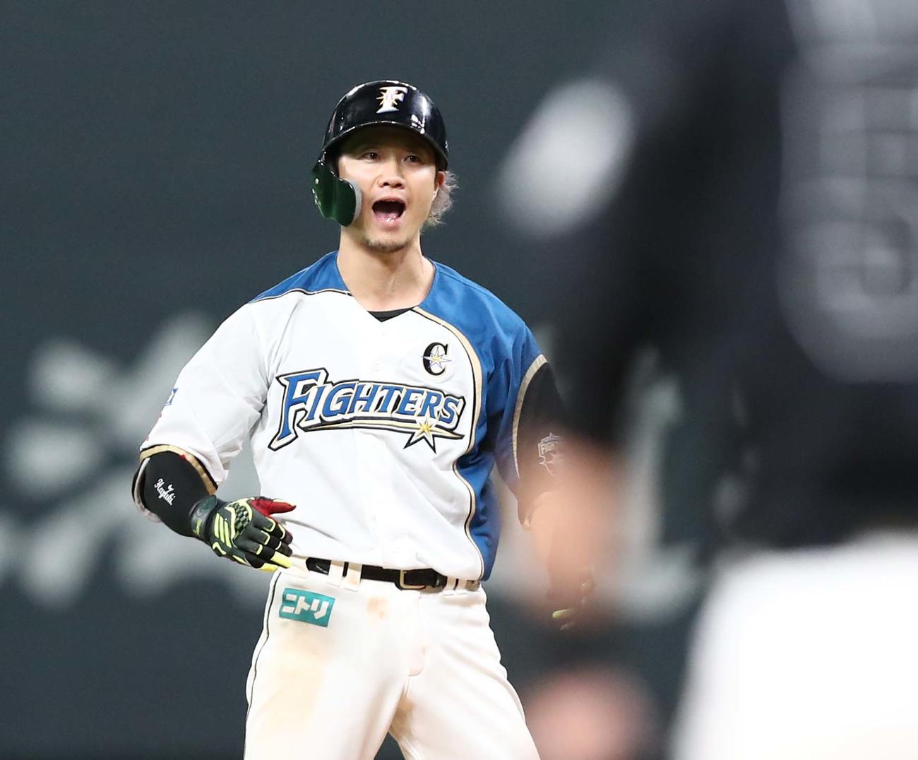 日本ハム対ロッテ　6回裏日本ハム1死二塁、中前適時打を放ち叫ぶ西川（撮影・黒川智章）