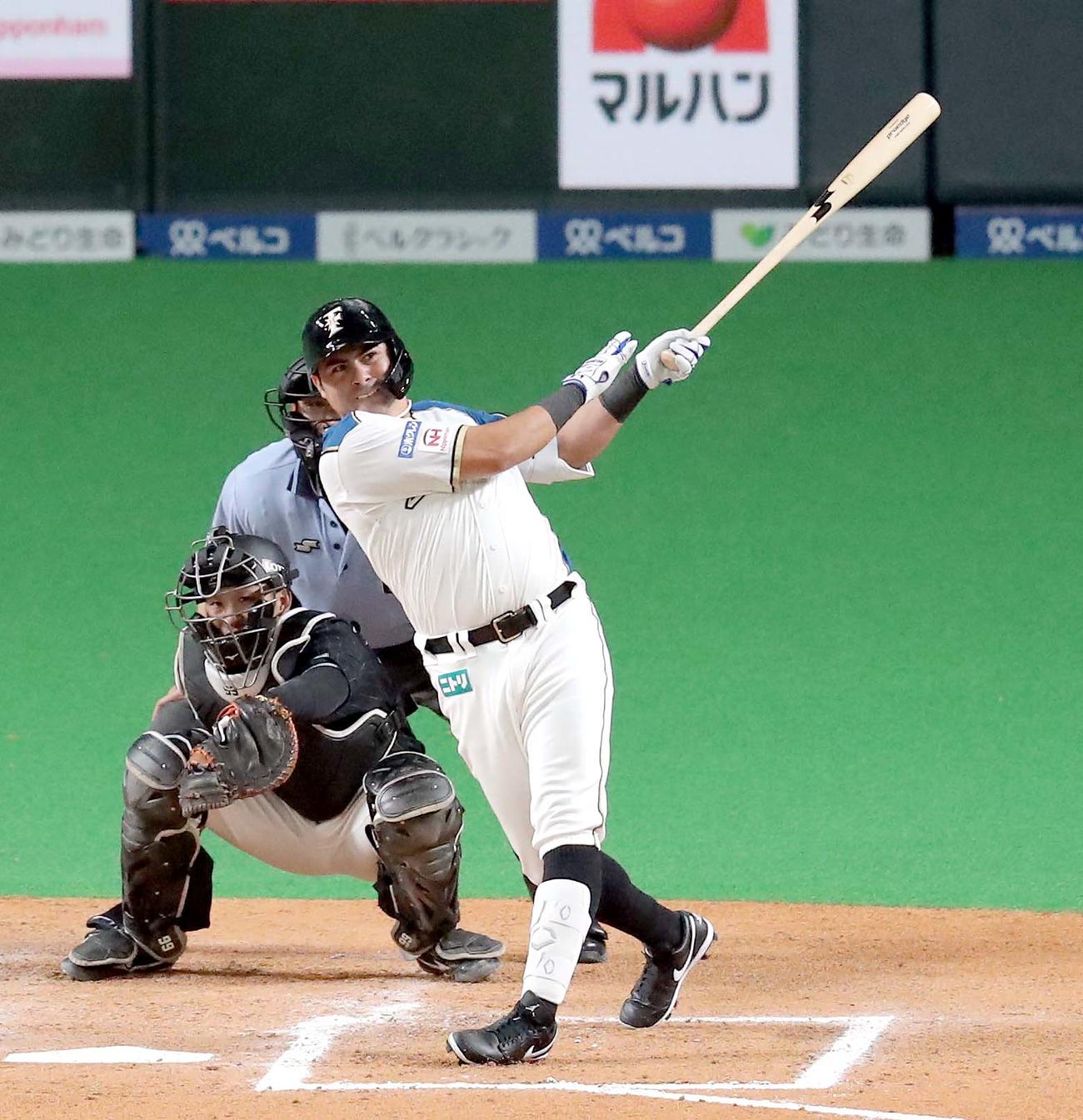 日本ハム対ロッテ　6回裏日本ハム無死、ビヤヌエバは左越え本塁打を放つ（撮影・佐藤翔太）