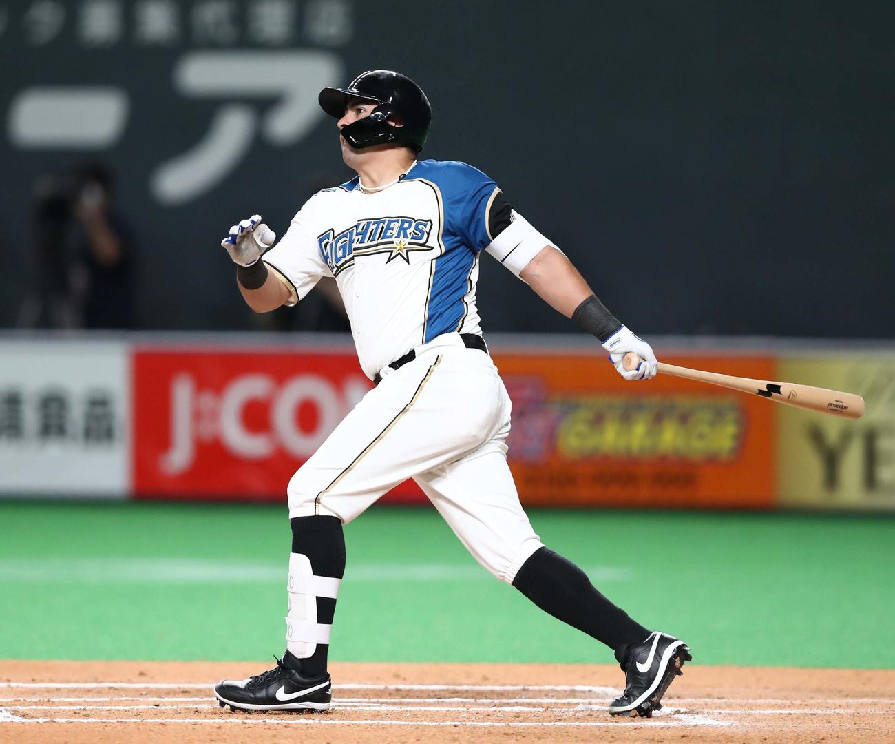 日本ハム対ロッテ　6回裏日本ハム無死、左越え本塁打を放つビヤヌエバ（撮影・黒川智章）