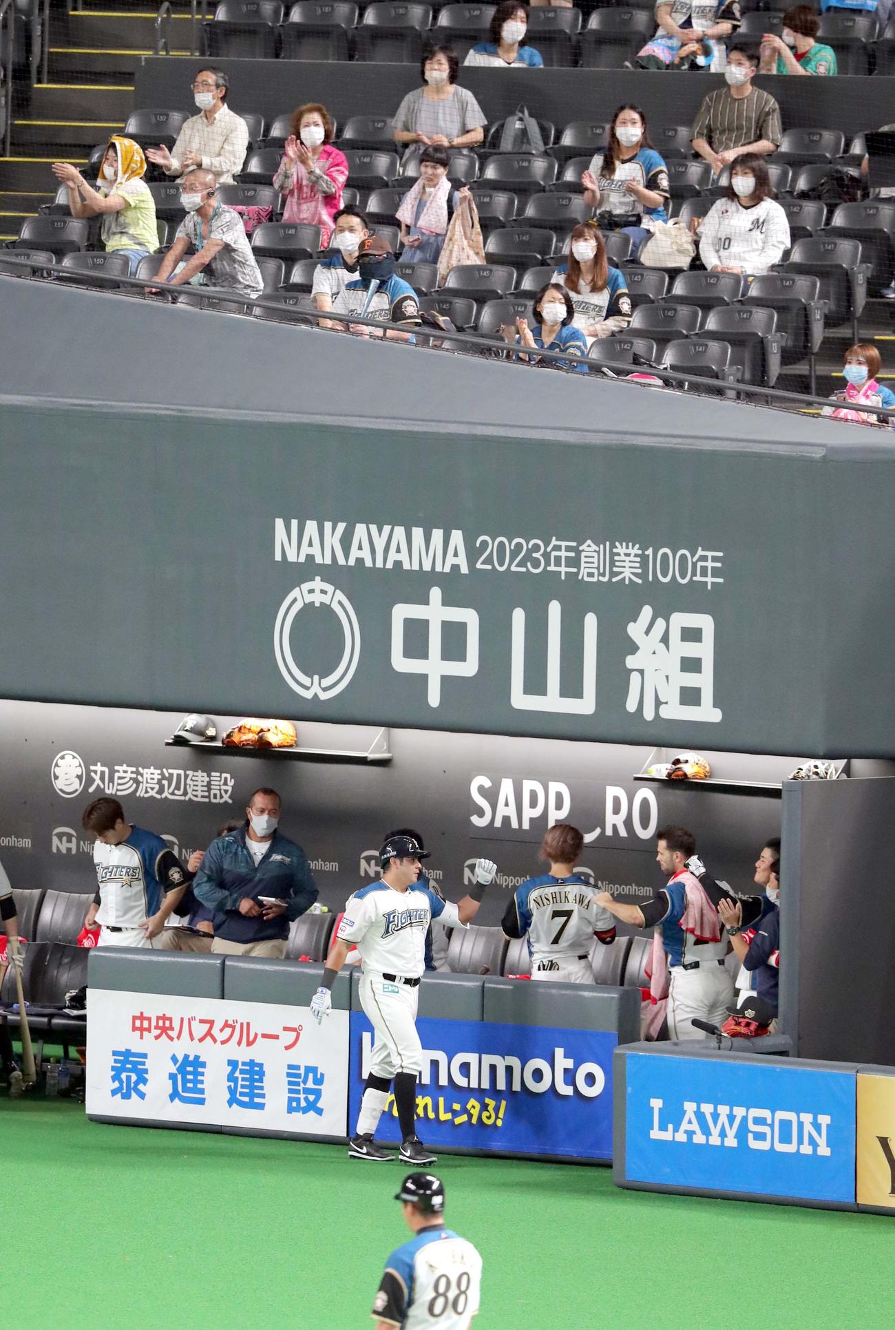 日本ハム対ロッテ　6回裏日本ハム無死、ビヤヌエバは左越え本塁打を放ちスタンド応援席のファンも拍手を送る（撮影・佐藤翔太）