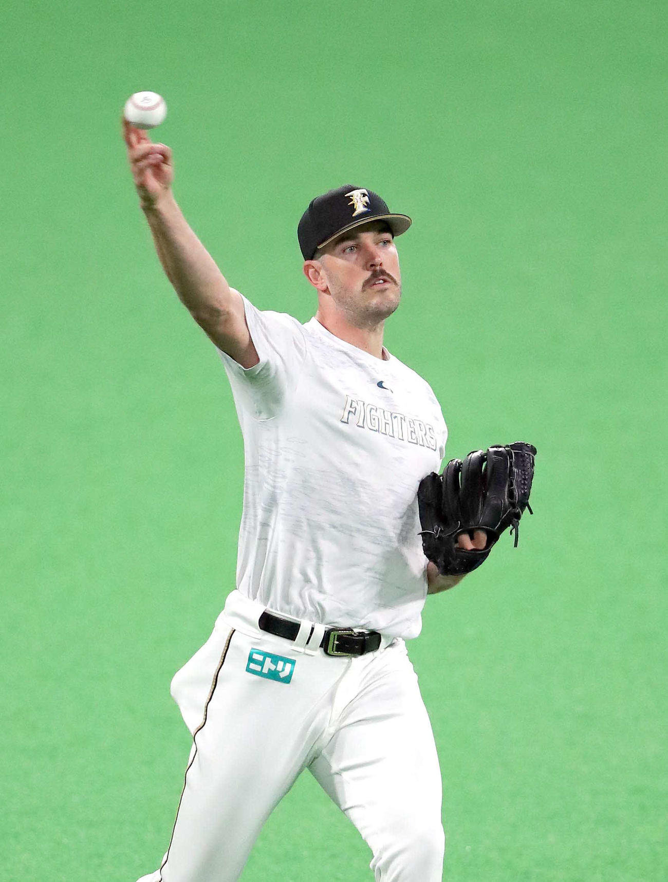 キャッチボールをする日本ハム・バーヘイゲン（撮影・佐藤翔太）
