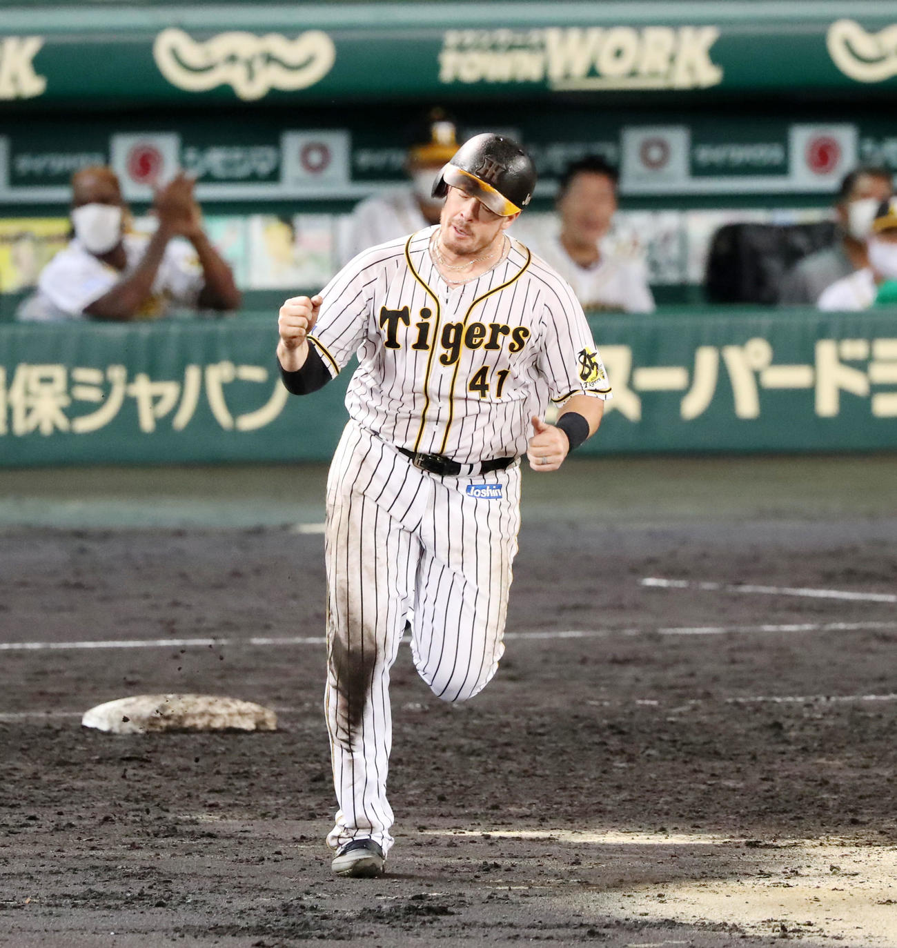 阪神対ヤクルト　7回裏阪神1死、ボーアは右中間に本塁打を放ちガッツポーズを見せる（撮影・加藤哉）