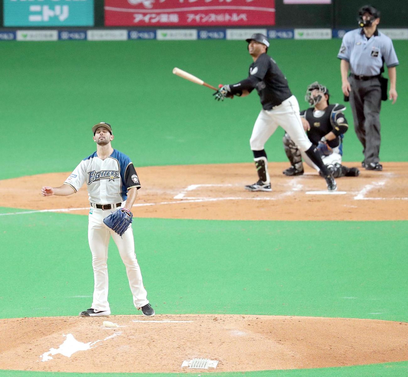 日本ハム対ロッテ　5回表ロッテ1死一、二塁、マーティン（右奥）に逆転となる右越え3点本塁打を浴びる日本ハム・マルティネス（撮影・佐藤翔太）