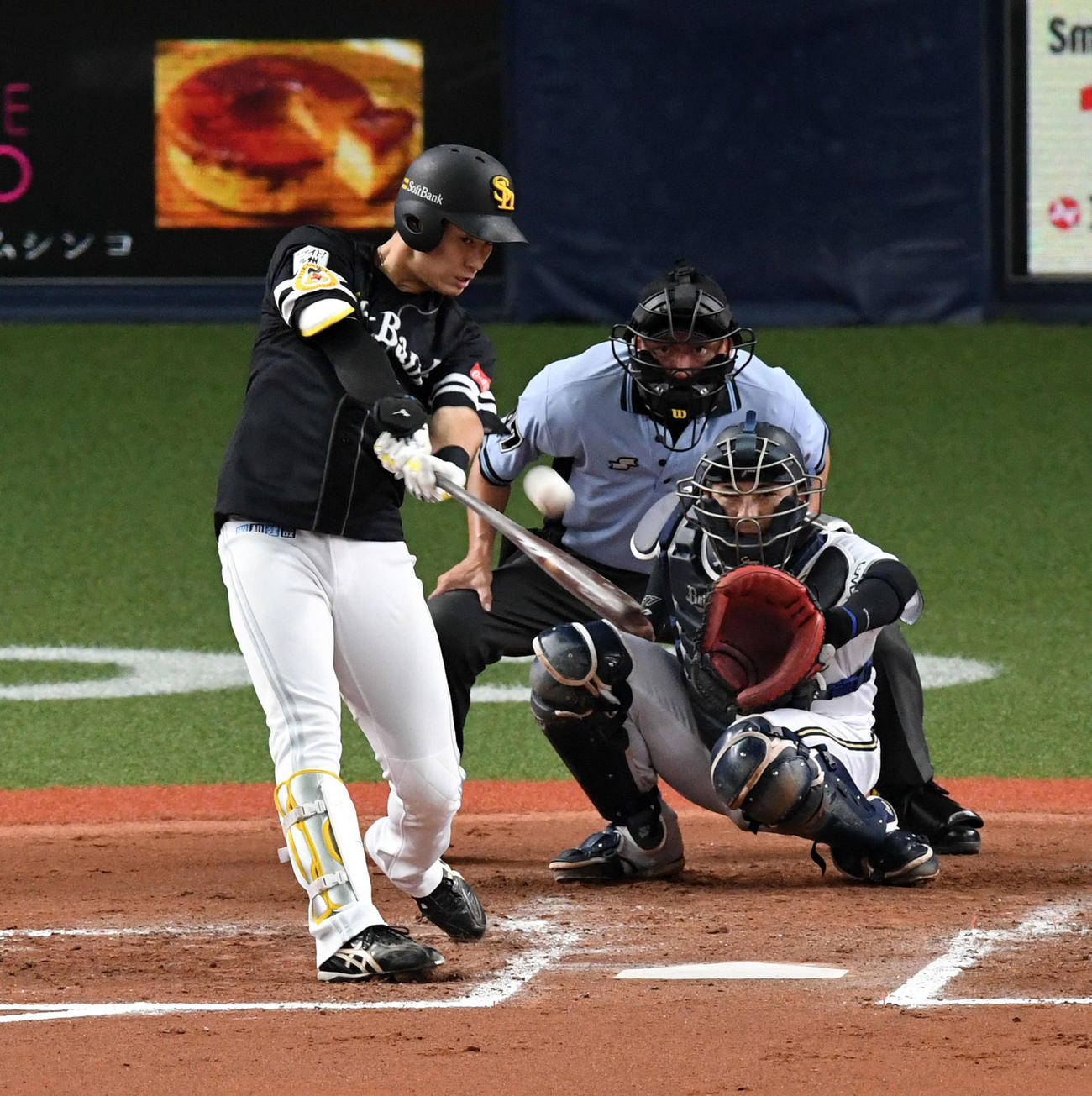 オリックス対ソフトバンク　7回表ソフトバンク2死一塁、上林は右越え2点本塁打を放つ（撮影・前岡正明）