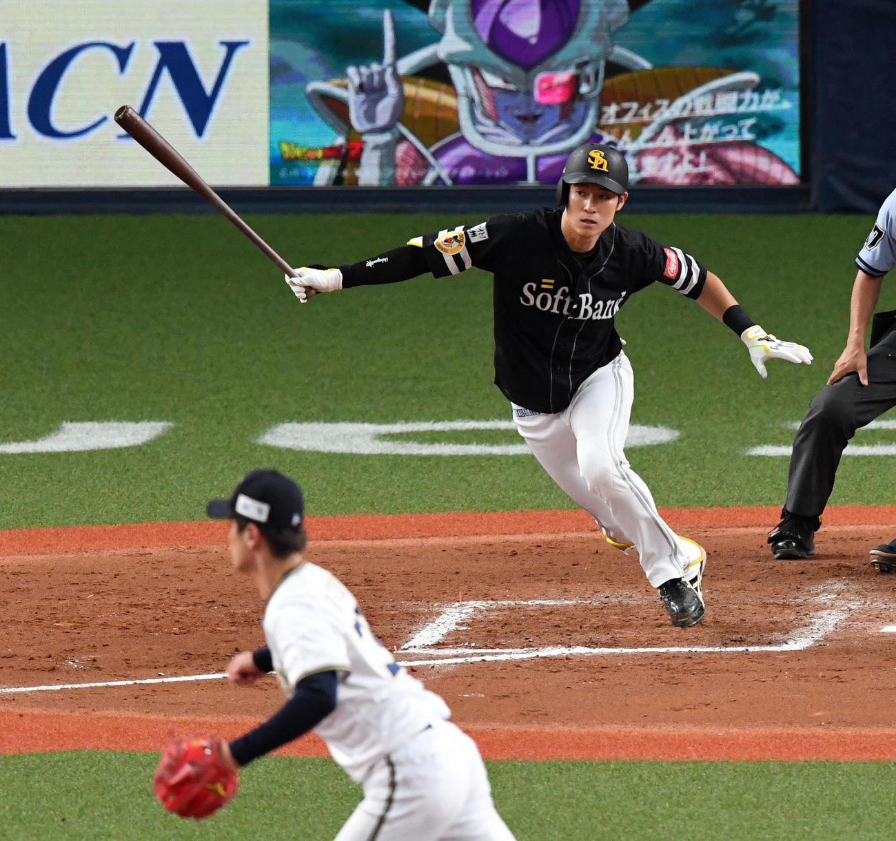 オリックス対ソフトバンク　8回表ソフトバンク2死満塁、上林は右前2点適時打を放つ（撮影・前岡正明）
