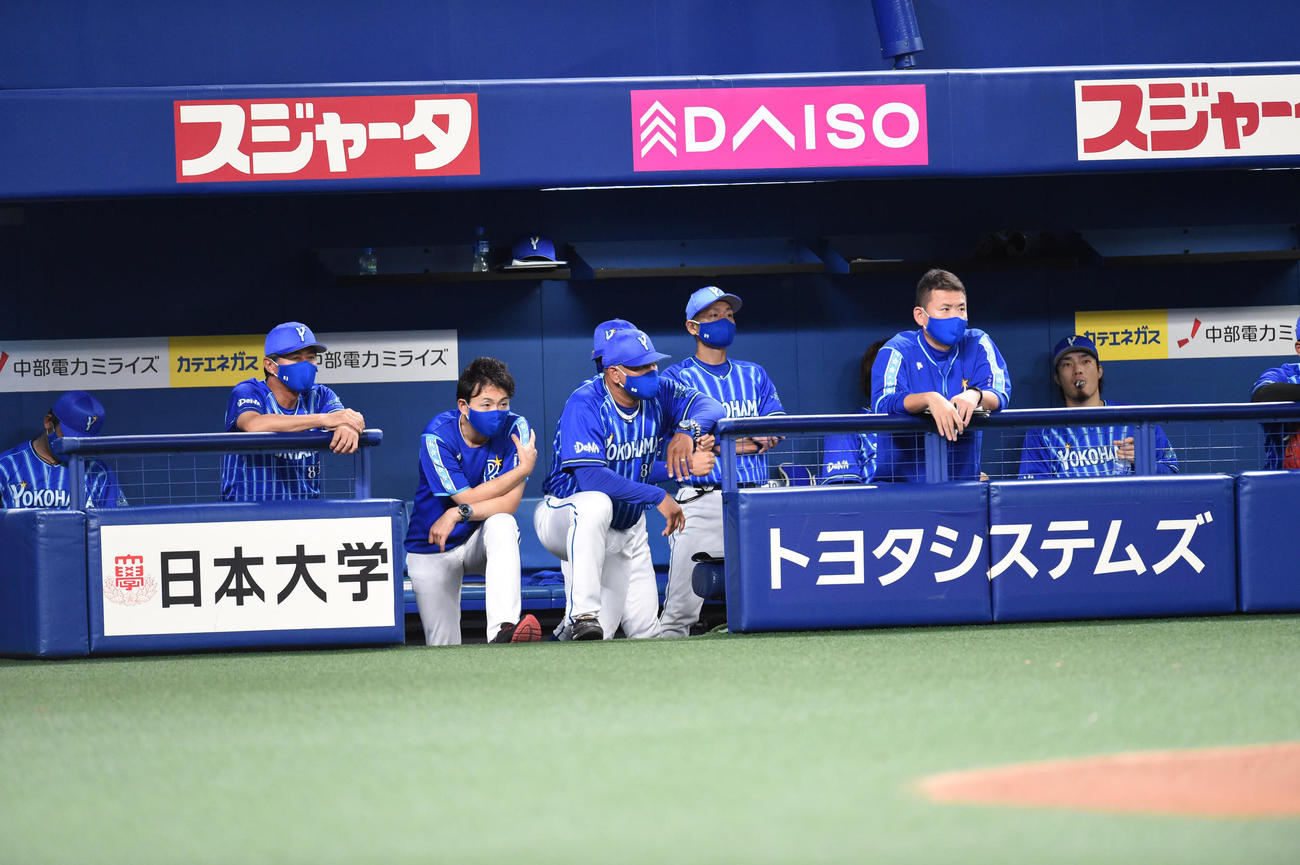 中日対DeNA　6回表DeNA無死、試合を見つめるアレックス・ラミレス監督（撮影・森本幸一）