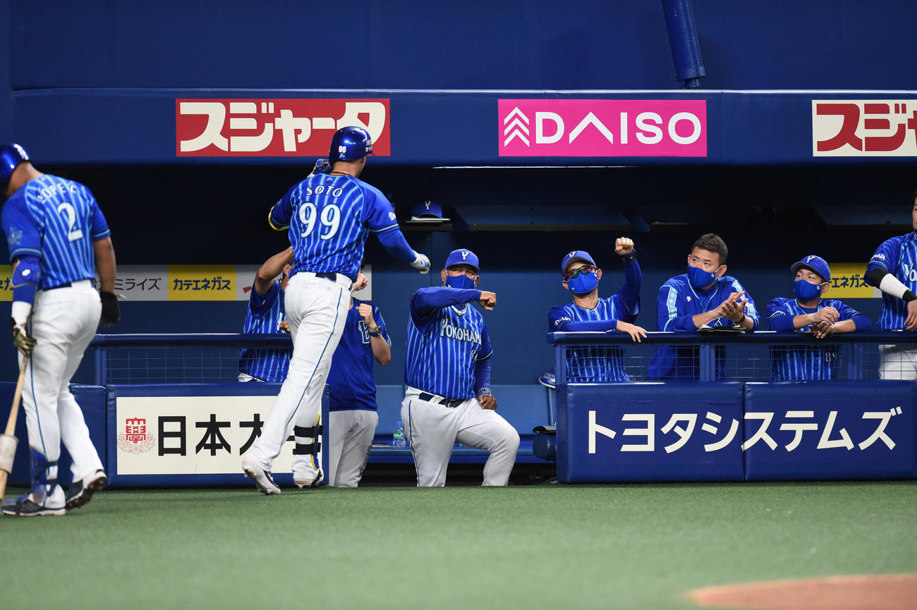 6回表DeNA1死、右越え本塁打を放ったネフタリ・ソトを迎えるアレックス・ラミレス監督（撮影・森本幸一）