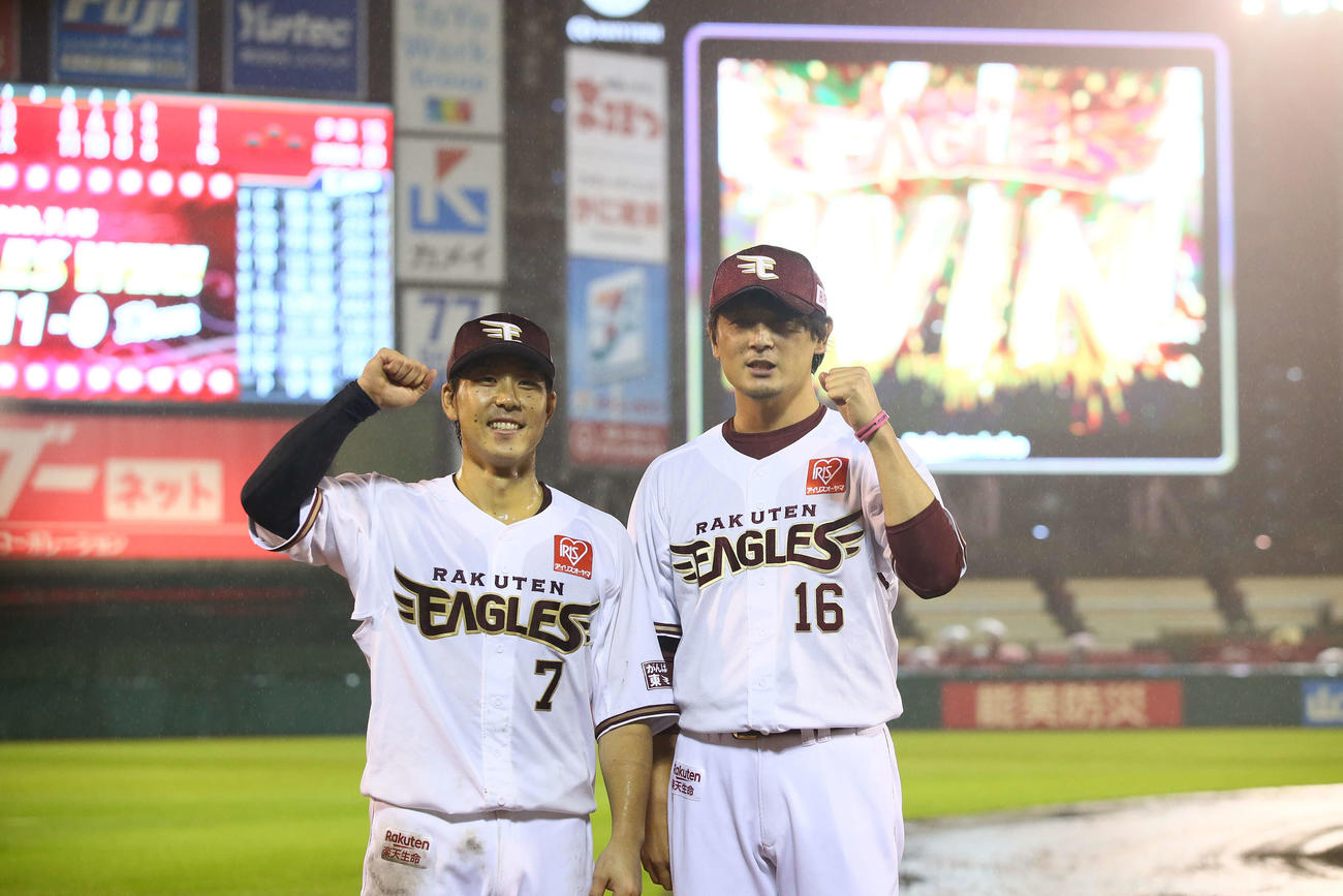 楽天対西武　投打のヒーローの楽天涌井（右）と鈴木はお立ち台で笑顔を見せる（撮影・足立雅史）