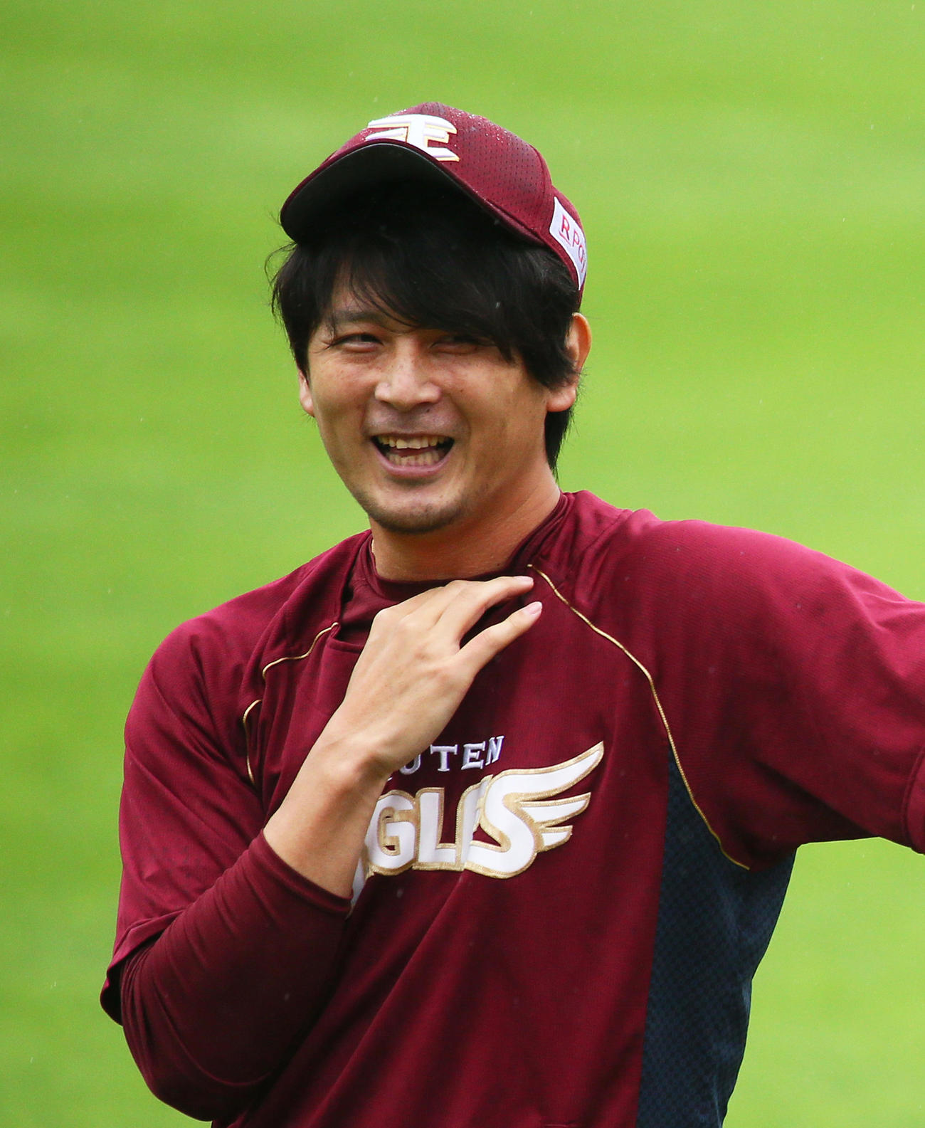試合前練習で笑顔を見せる楽天涌井（撮影・足立雅史）