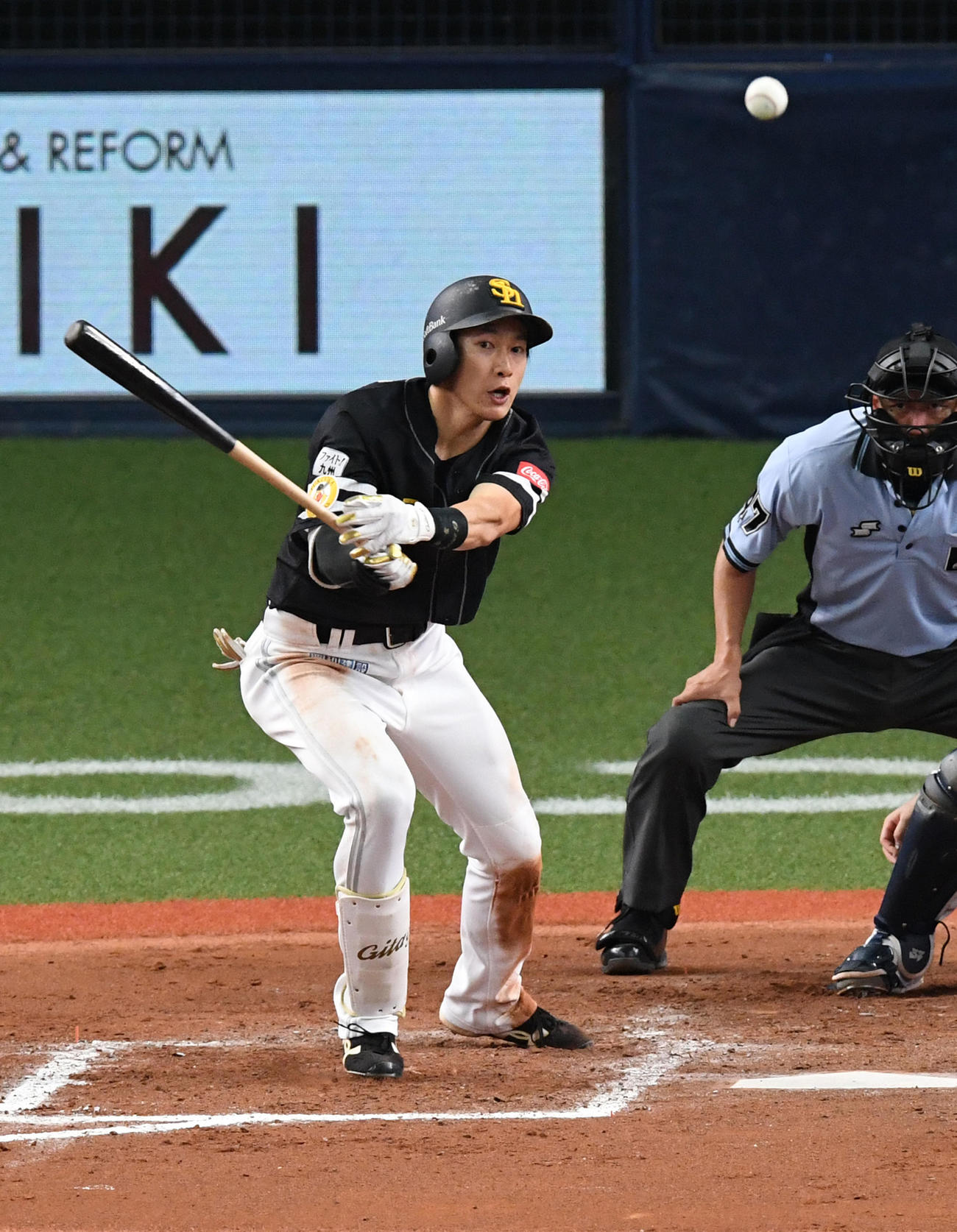 オリックス対ソフトバンク　8回表ソフトバンク2死一、二塁、柳田は中前適時打を放つ（撮影・前岡正明）