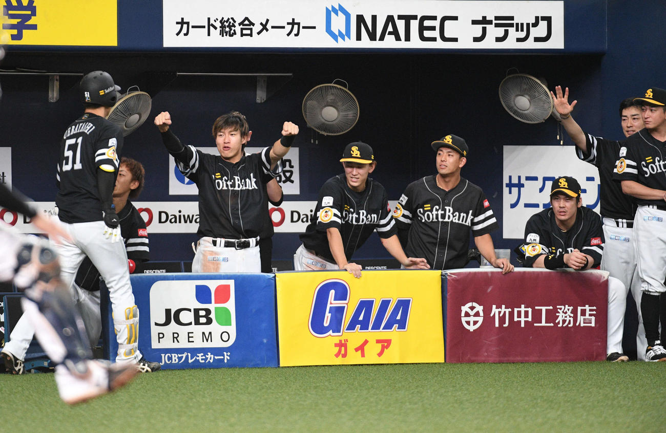 オリックス対ソフトバンク　7回表ソフトバンク2死一塁、2点本塁打を放った上林を迎える柳岐（左から2人目）らナイン（撮影・渦原淳）