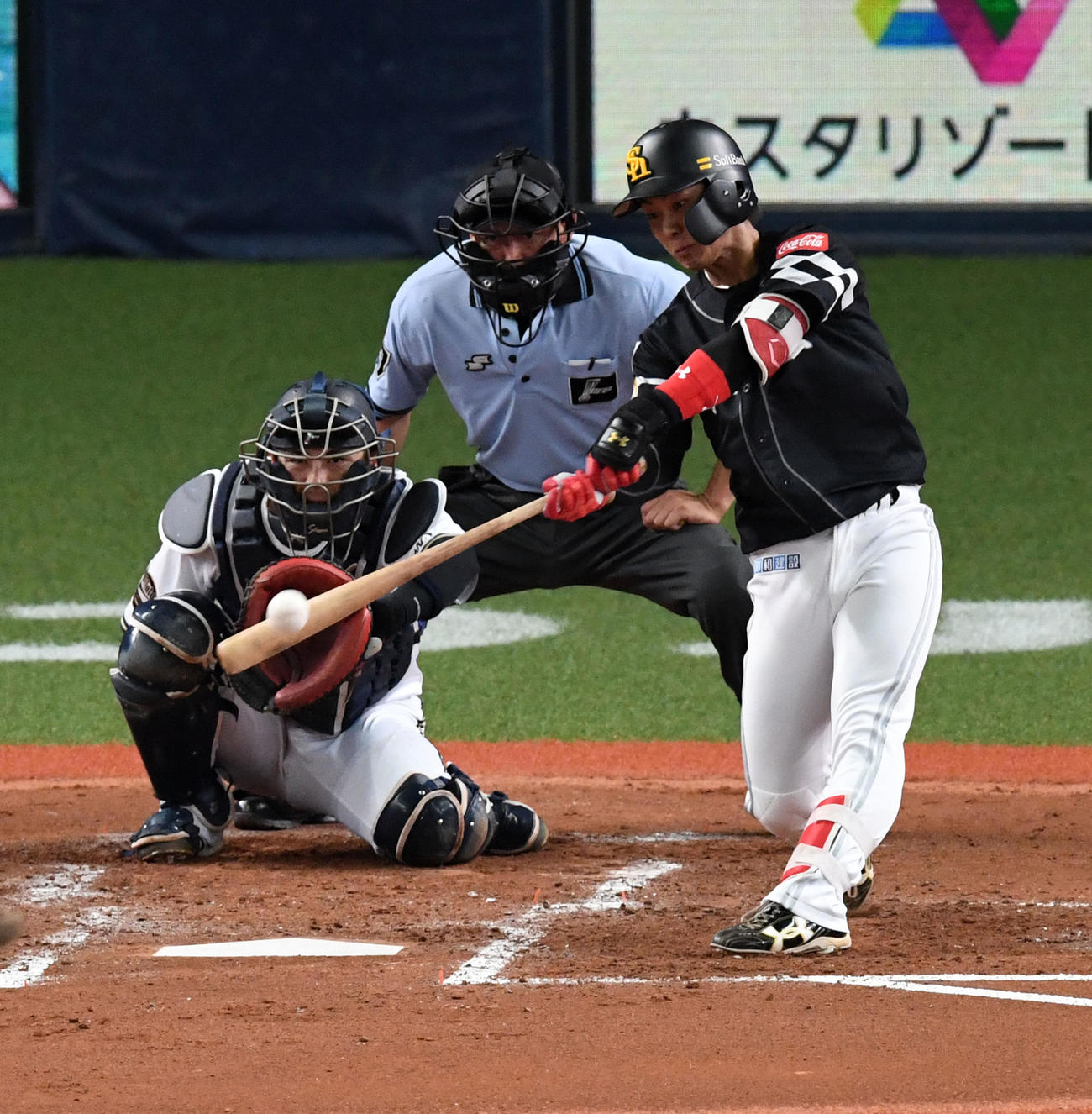 オリックス対ソフトバンク　4回表ソフトバンク1死、今宮は左中間に二塁打を放つ（撮影・前岡正明）