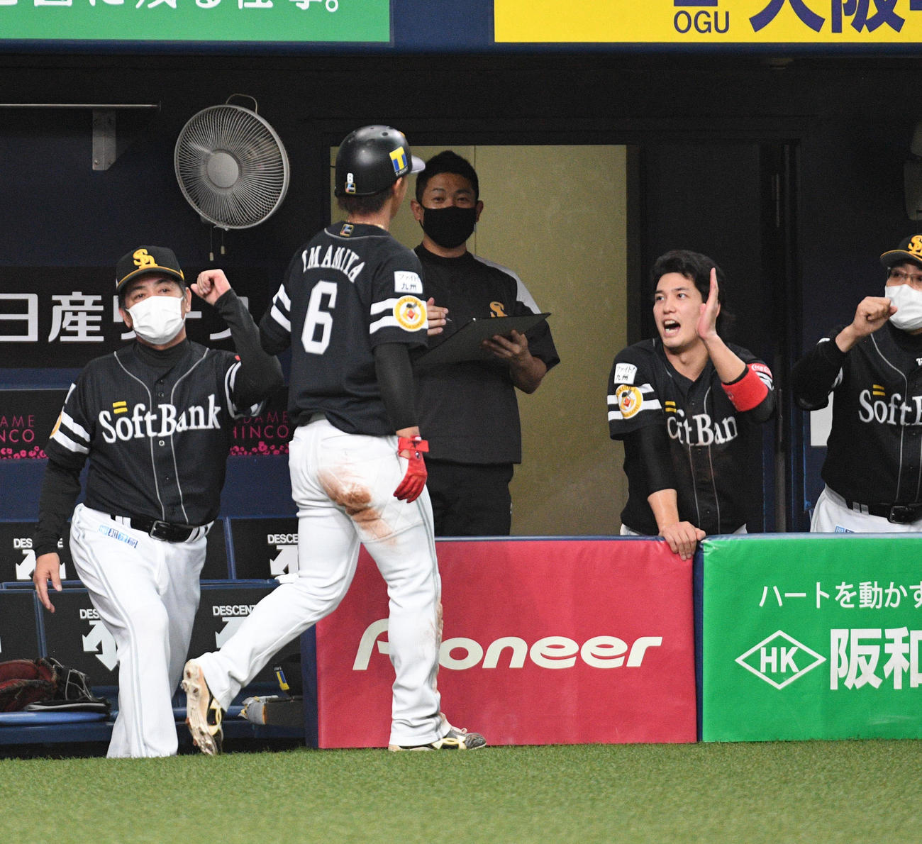 オリックス対ソフトバンク　4回表ソフトバンク1死二塁、柳田悠岐の先制適時打で生還した今宮を迎える工藤監督（左端）（撮影・渦原淳）