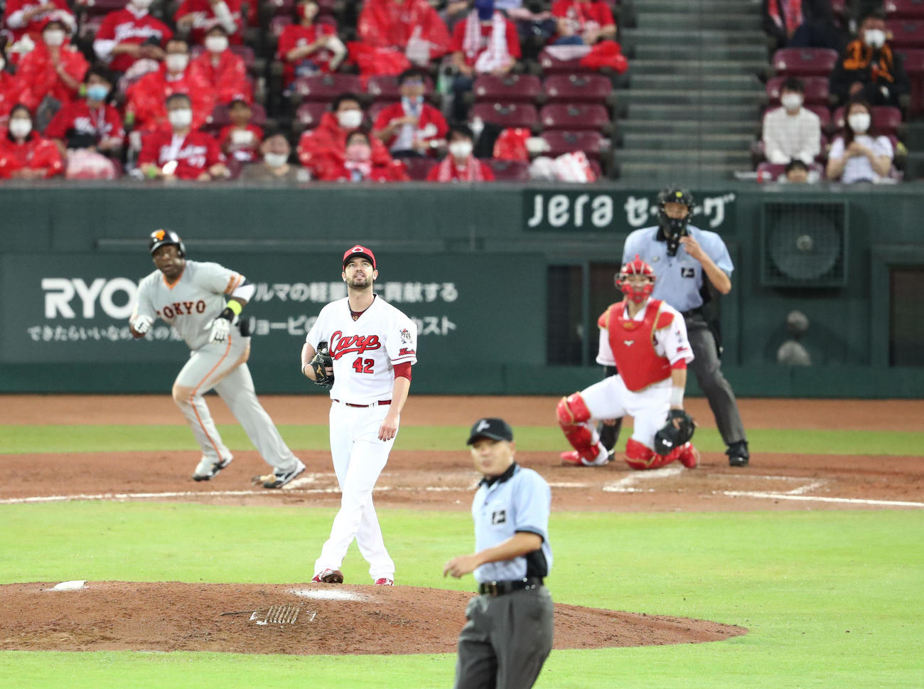 ウィーラーに左中間2点本塁打を浴びるジョンソン（撮影・梅根麻紀）
