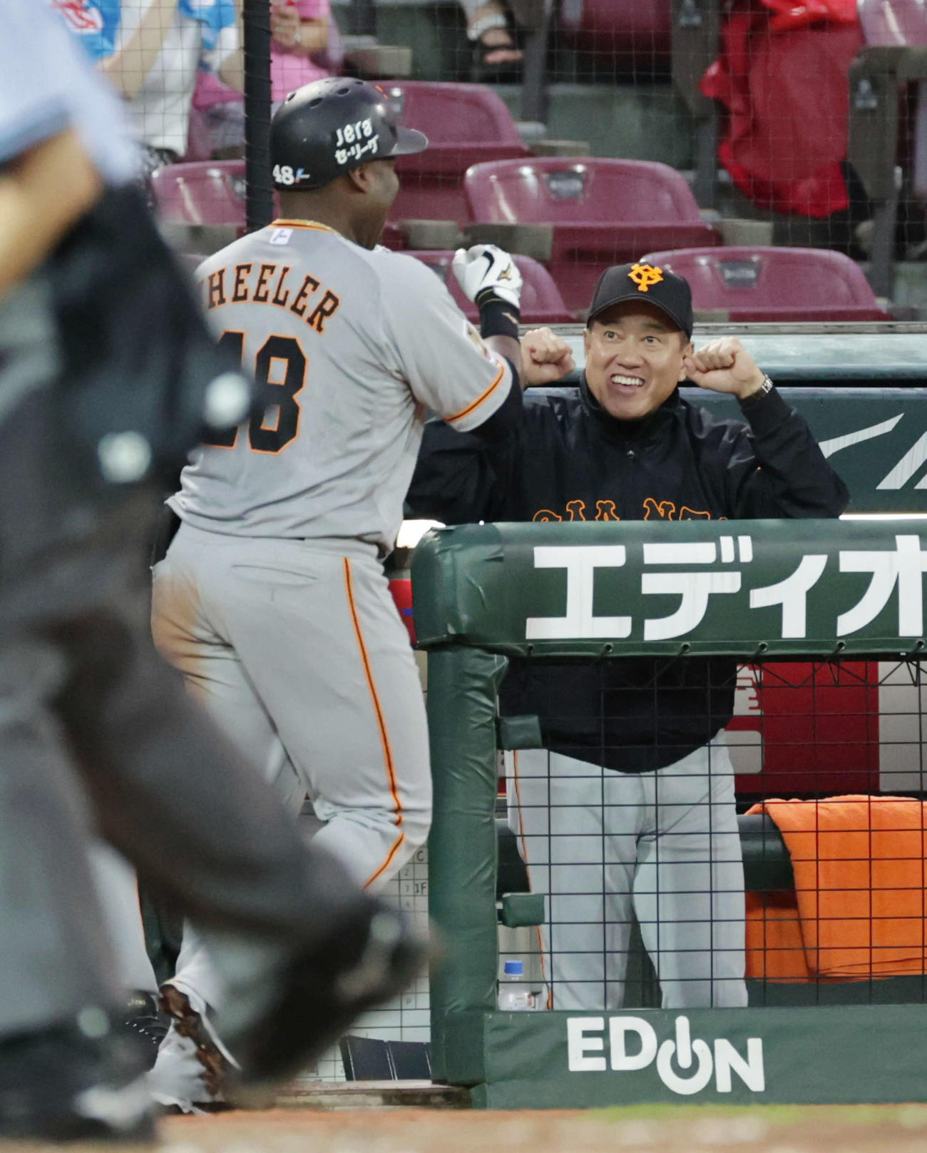 広島対巨人5回戦　5回表巨人1死一塁、中越え2点本塁打を放ったウィーラーを迎える原監督（撮影・加藤孝規）