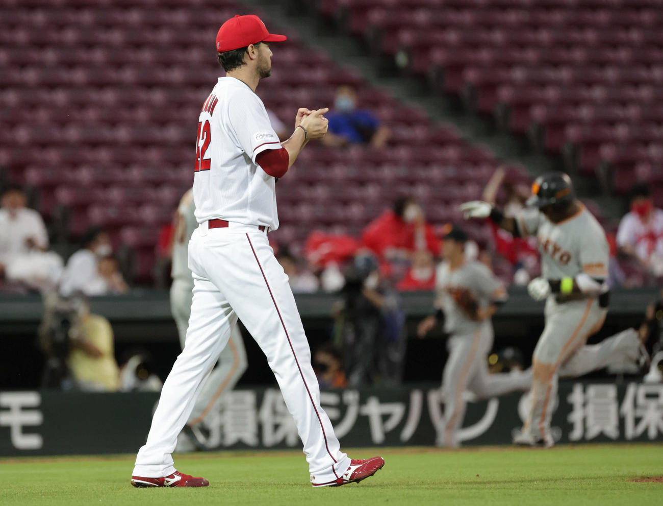 広島対巨人5回戦　5回表巨人1死一塁、ウィーラーに中越え2点本塁打を打たれたK・ジョンソン（撮影・加藤孝規）