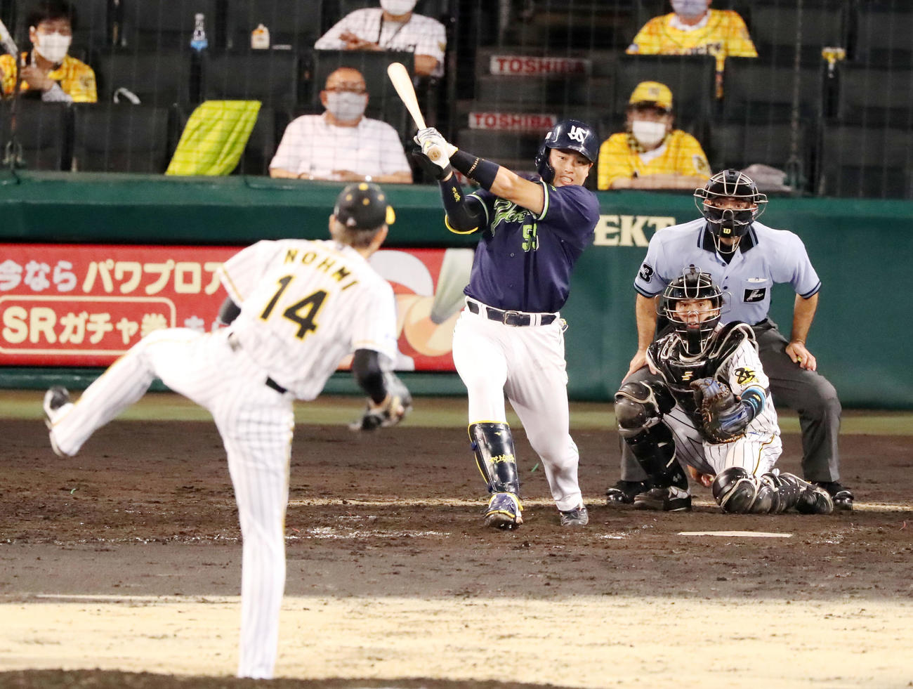 阪神対ヤクルト　7回表ヤクルト1死満塁、村上は中前適時打を放つ（撮影・加藤哉）