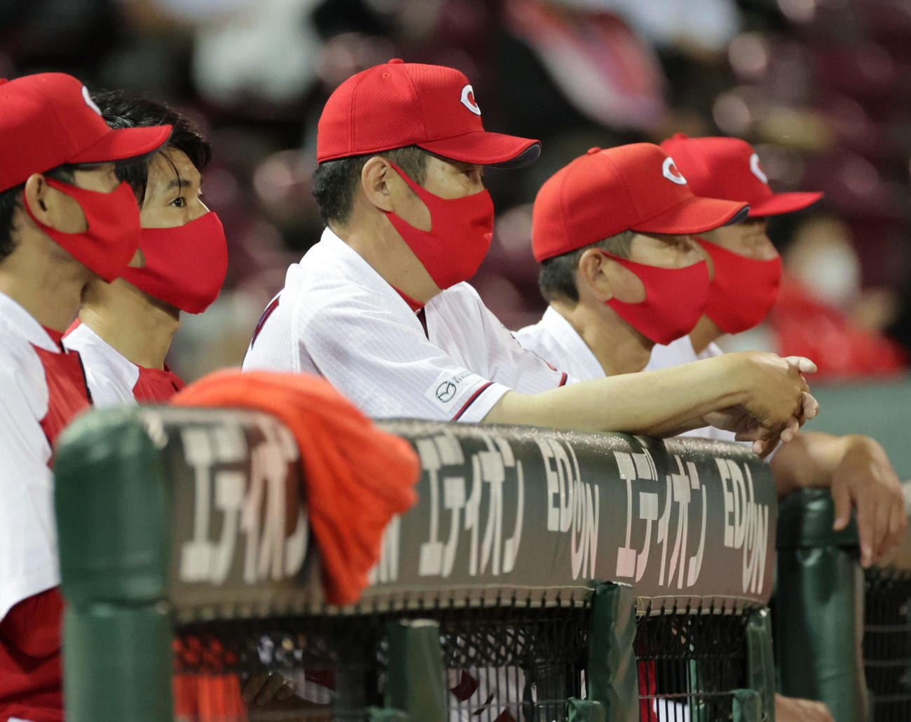 広島対巨人5回戦　9回裏広島、ベンチの佐々岡監督（中央）（撮影・加藤孝規）