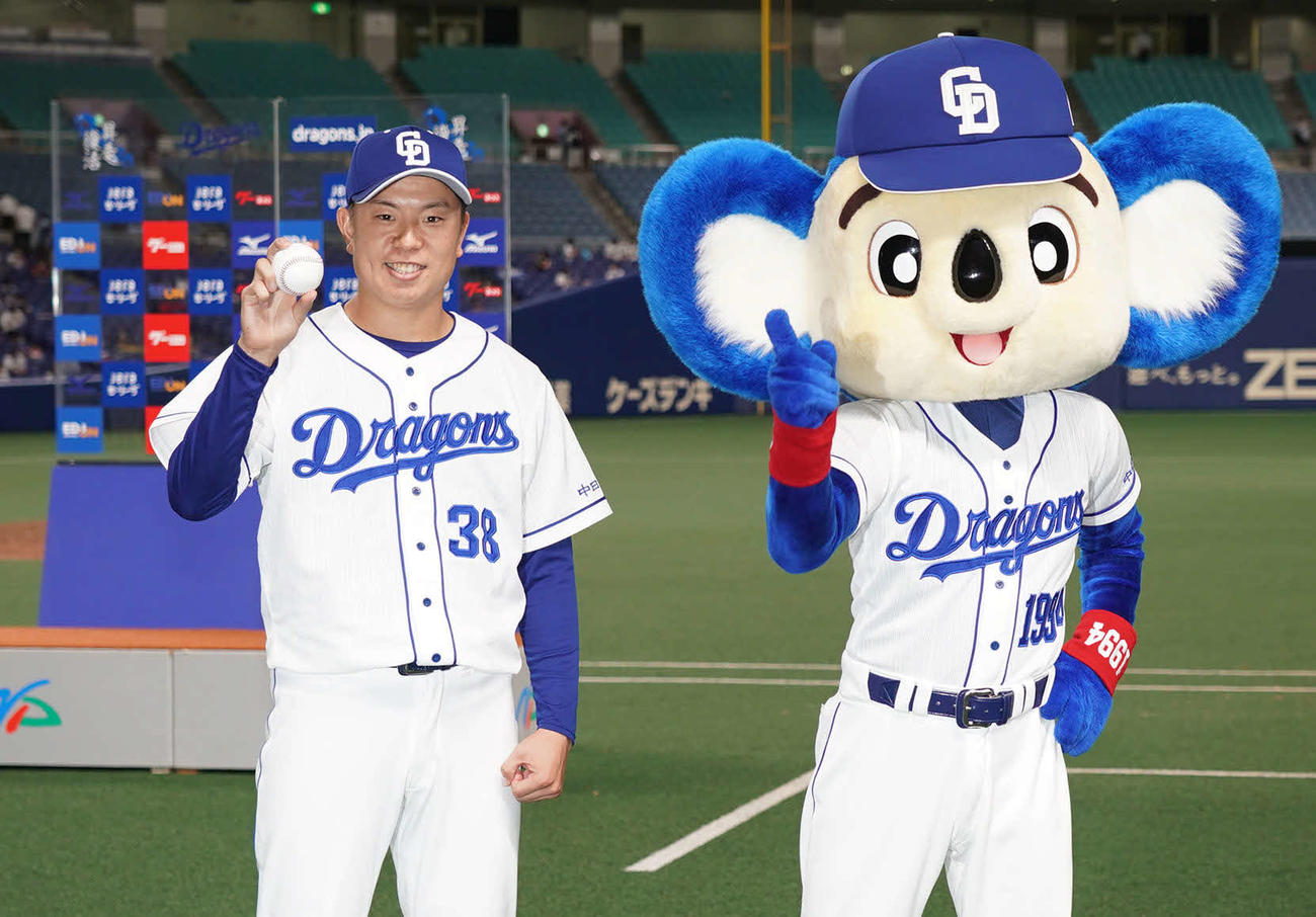 中日対DeNA　勝利球を手にドアラとポーズを決める松葉（撮影・森本幸一）