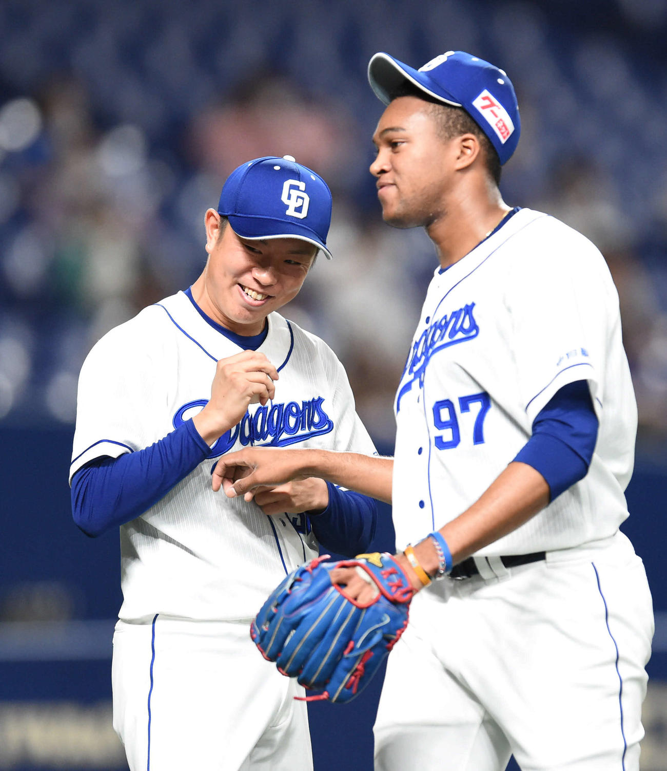 中日対DeNA　試合終了、R・マルティネスから勝利球を受け取る移籍初勝利の松葉（撮影・森本幸一）