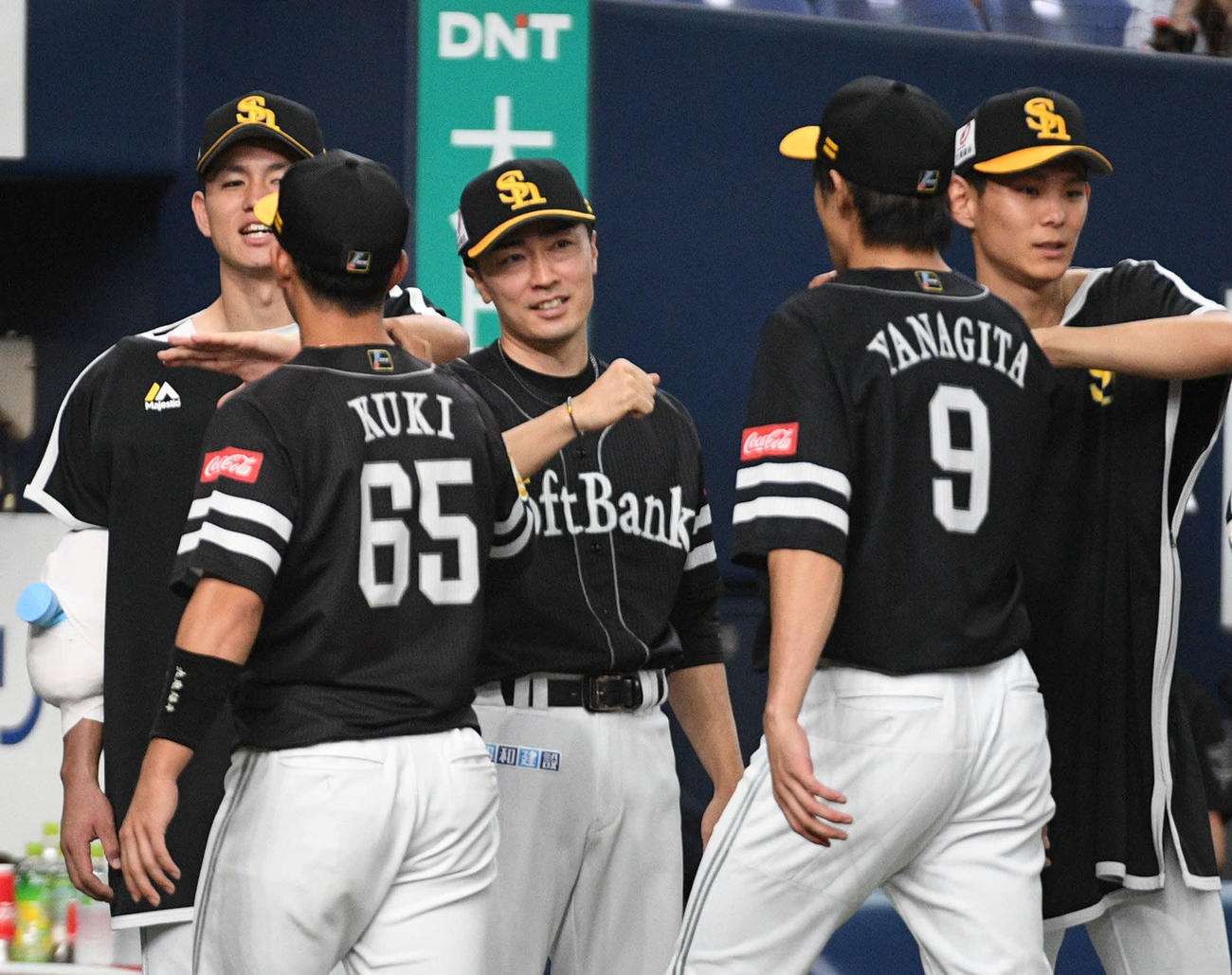 オリックス対ソフトバンク　幕切れで笑顔を見せ柳田を迎える和田（中央）（撮影・渦原淳）