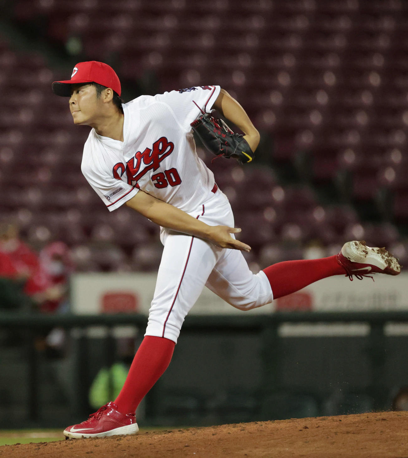 広島対巨人　8回表、広島3番手でマウンドにあがった一岡（撮影・加藤孝規）
