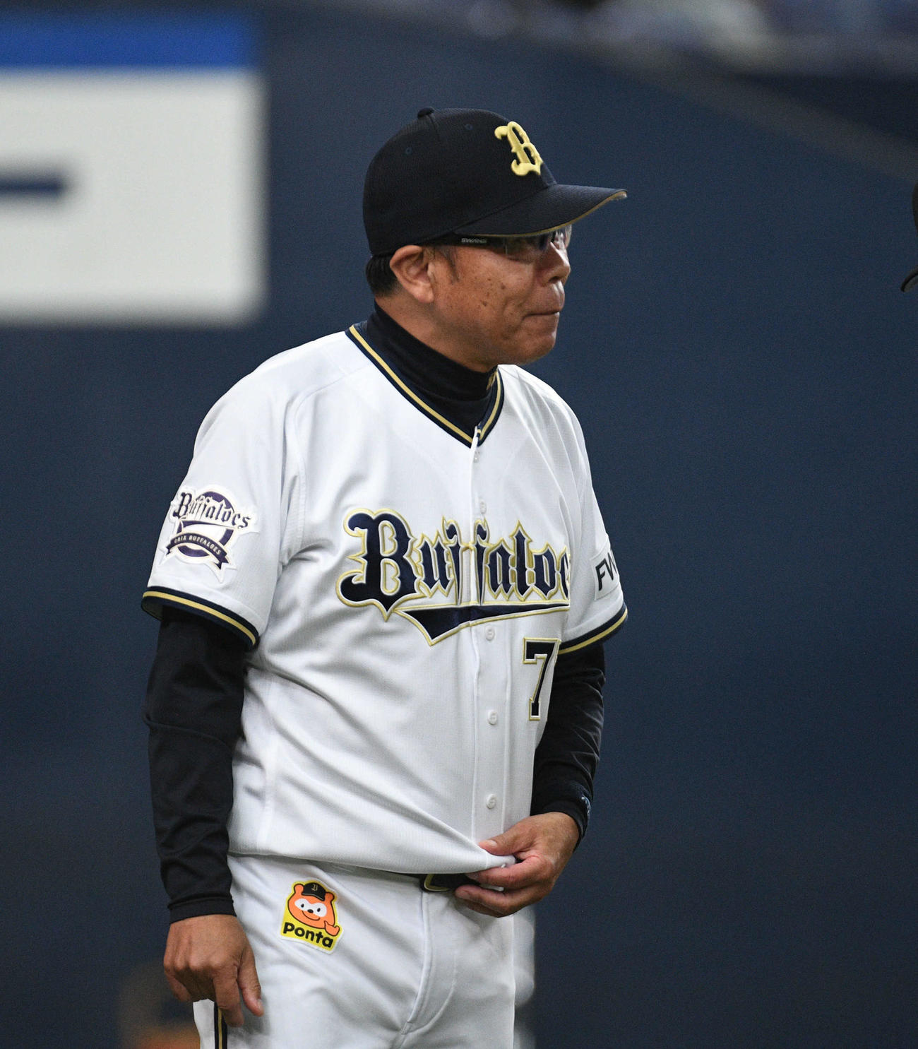 オリックス対ソフトバンク　7回表ソフトバンク無死、投手山田を告げた西村監督（撮影・渦原淳）