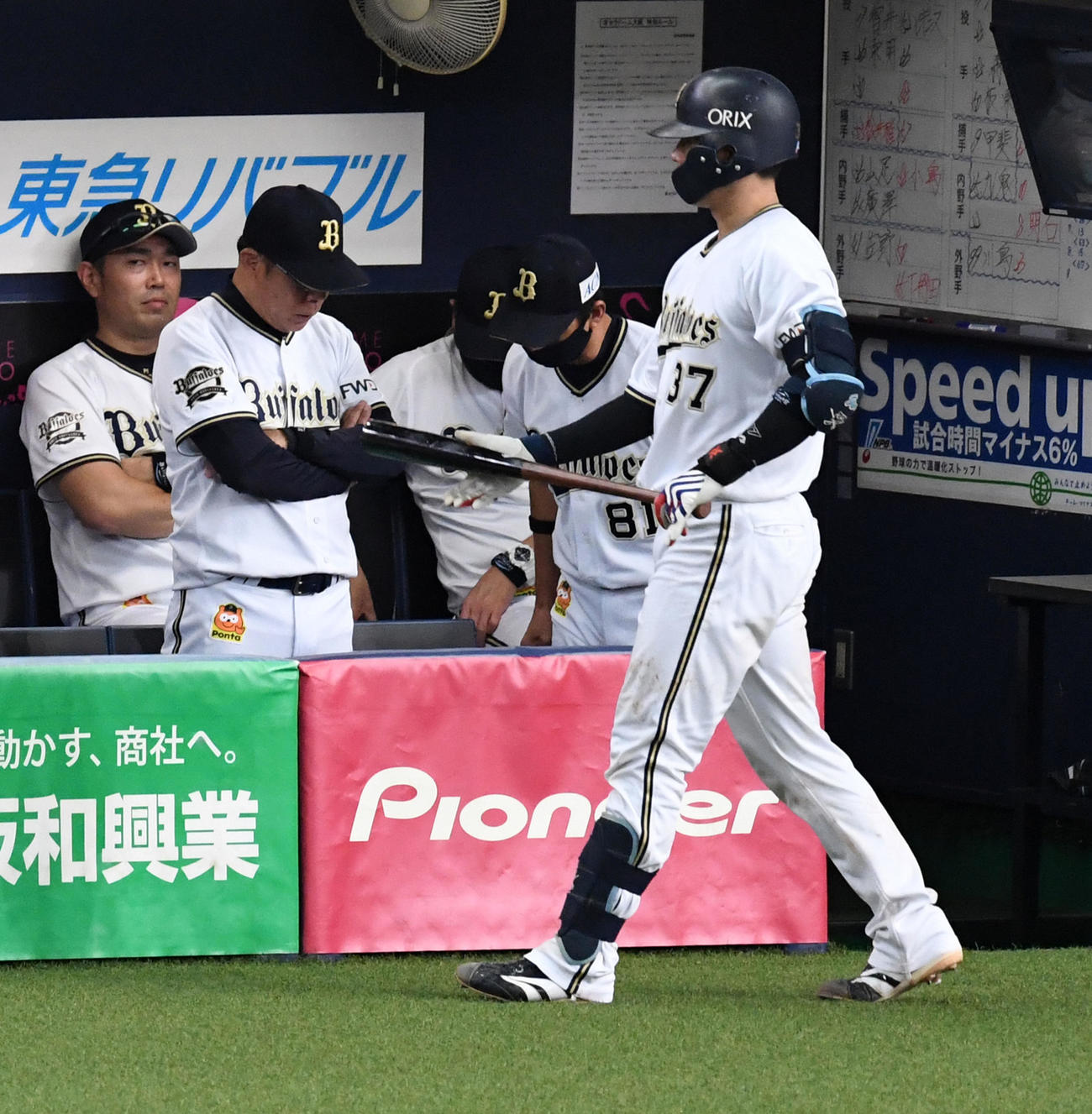 オリックス対ソフトバンク　ソフトバンクに連敗、がっくりする西村監督（撮影・前岡正明）