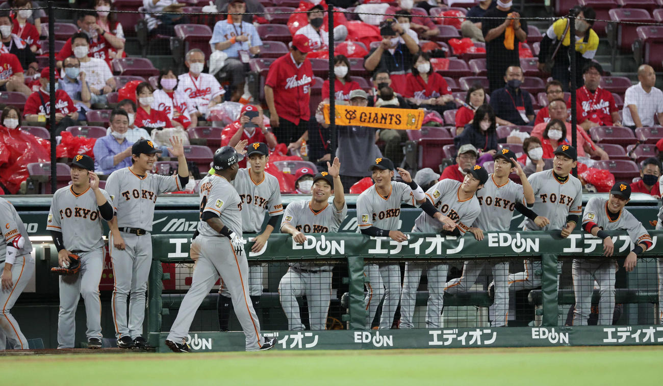 広島対巨人5回戦　5回表巨人1死一塁、中越え2点本塁打を放ったウィーラーを迎える巨人ナイン（撮影・加藤孝規）