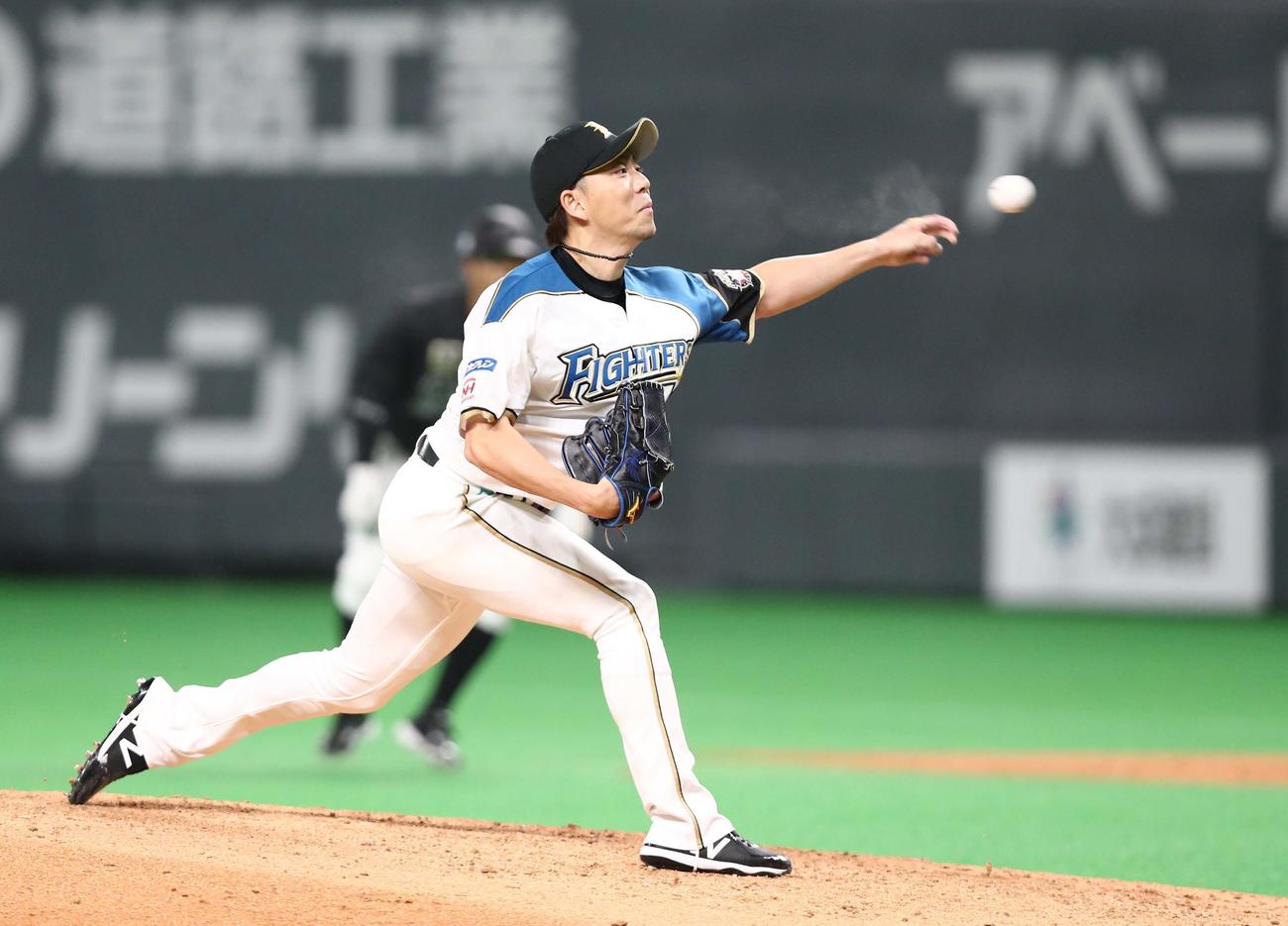 日本ハム対ロッテ　8回途中登板の宮西（撮影・黒川智章）