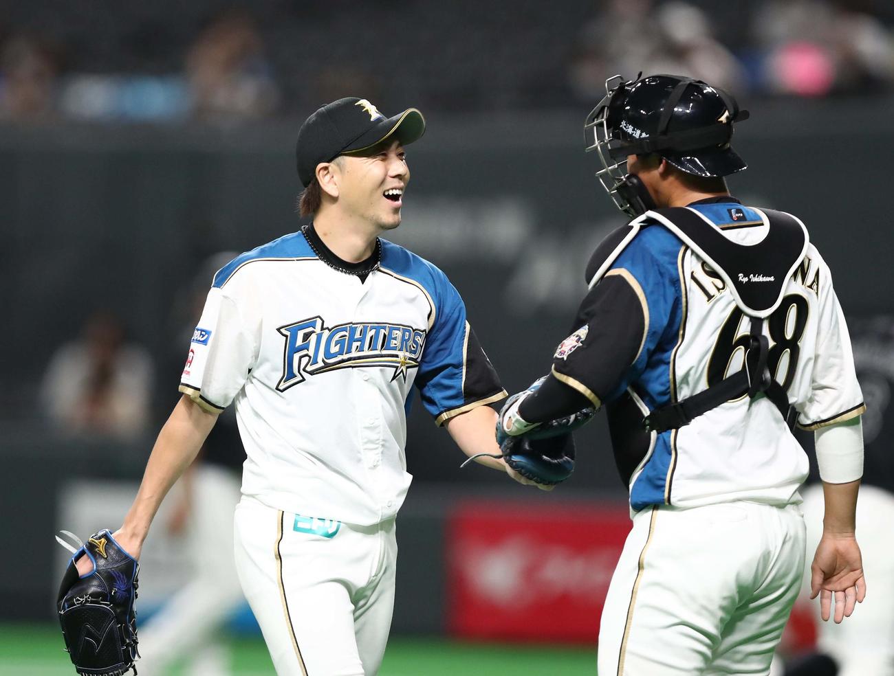 日本ハム対ロッテ　8回途中登板の宮西は無失点に抑え笑顔を見せる（撮影・黒川智章）