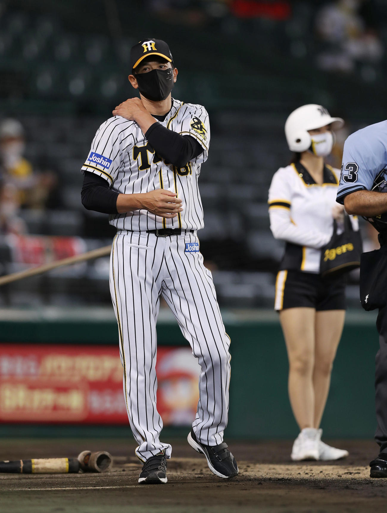 阪神対ヤクルト　8回、選手交代を告げベンチへ戻る矢野監督（撮影・前田充）