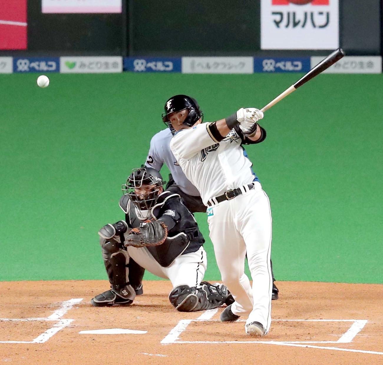 日本ハム対ロッテ　1回裏日本ハム1死二、三塁、中田は先制となる中前適時打を放つ（撮影・佐藤翔太）
