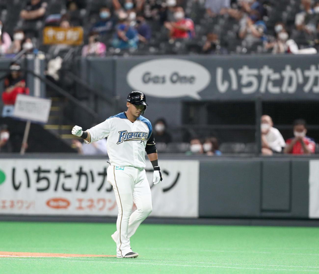 日本ハム対ロッテ　8回裏日本ハム1死満塁、右犠飛を放ちガッツポーズの中田（撮影・黒川智章）