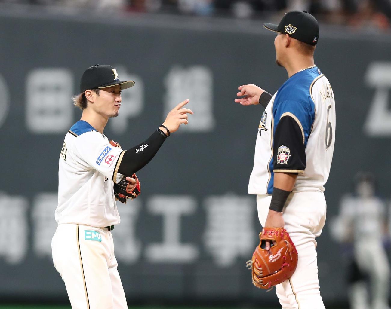 日本ハム対ロッテ　試合後、西川（左）とポーズをとる中田（撮影・黒川智章）