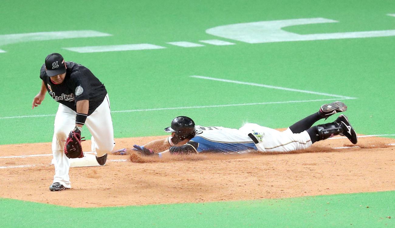 日本ハム対ロッテ　8回裏日本ハム2死二、三塁、大田は適時内野安打を放ち一塁に頭から滑り込む（撮影・佐藤翔太）