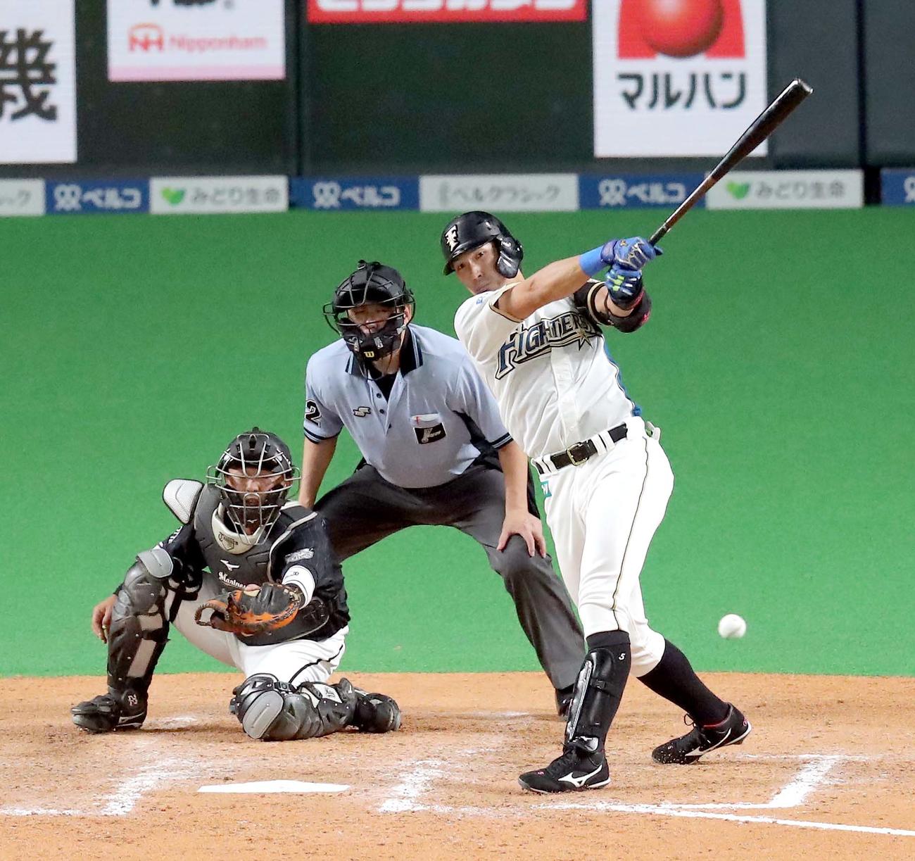 日本ハム対ロッテ　8回裏日本ハム2死二、三塁、大田は適時内野安打を放つ（撮影・佐藤翔太）