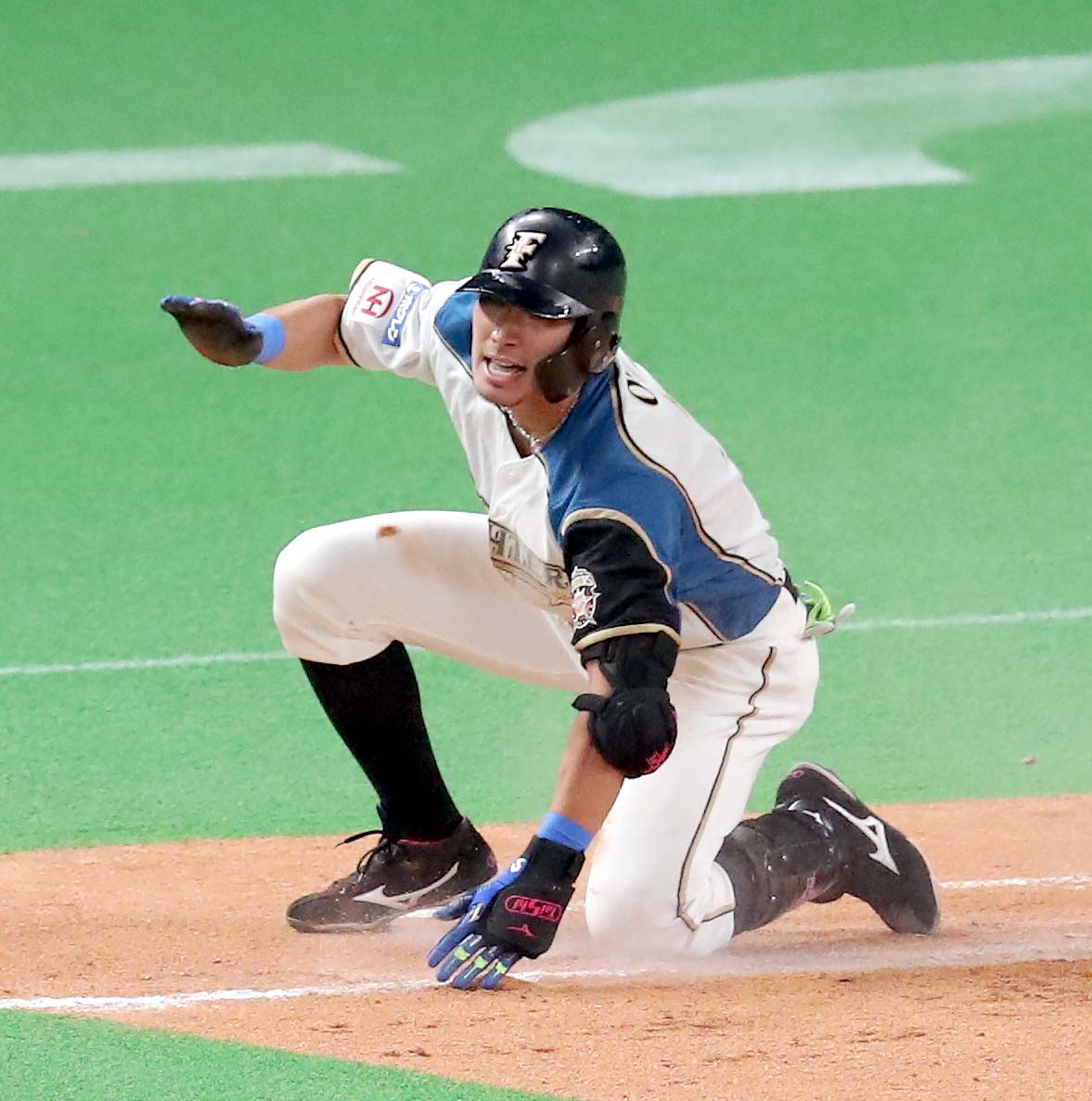 日本ハム対ロッテ　8回裏日本ハム2死二、三塁、大田は適時内野安打を放ち一塁に頭から滑り込む（撮影・佐藤翔太）