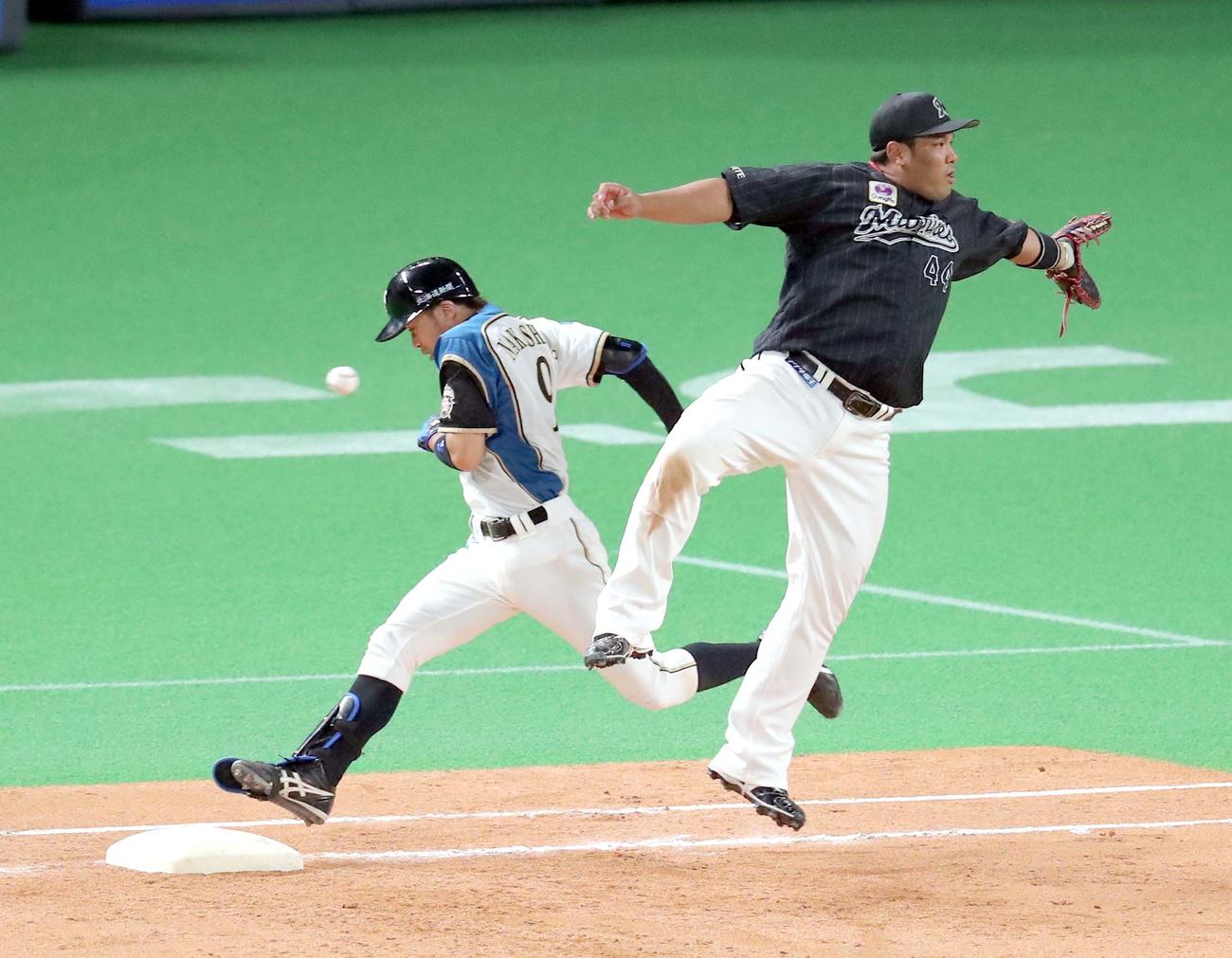 日本ハム対ロッテ　8回裏日本ハム無死、ロッテ・レアードの悪送球で出塁する中島（撮影・佐藤翔太）