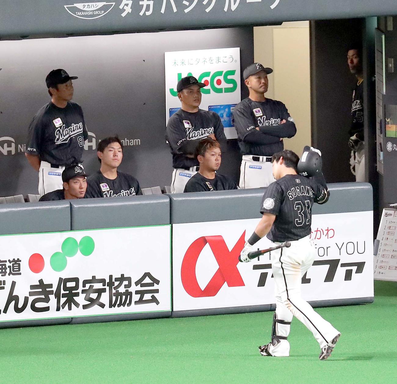 日本ハム対ロッテ　9回表ロッテ1死一塁、菅野が三振に倒れ、険しい表情の井口監督（中央奥）（撮影・佐藤翔太）
